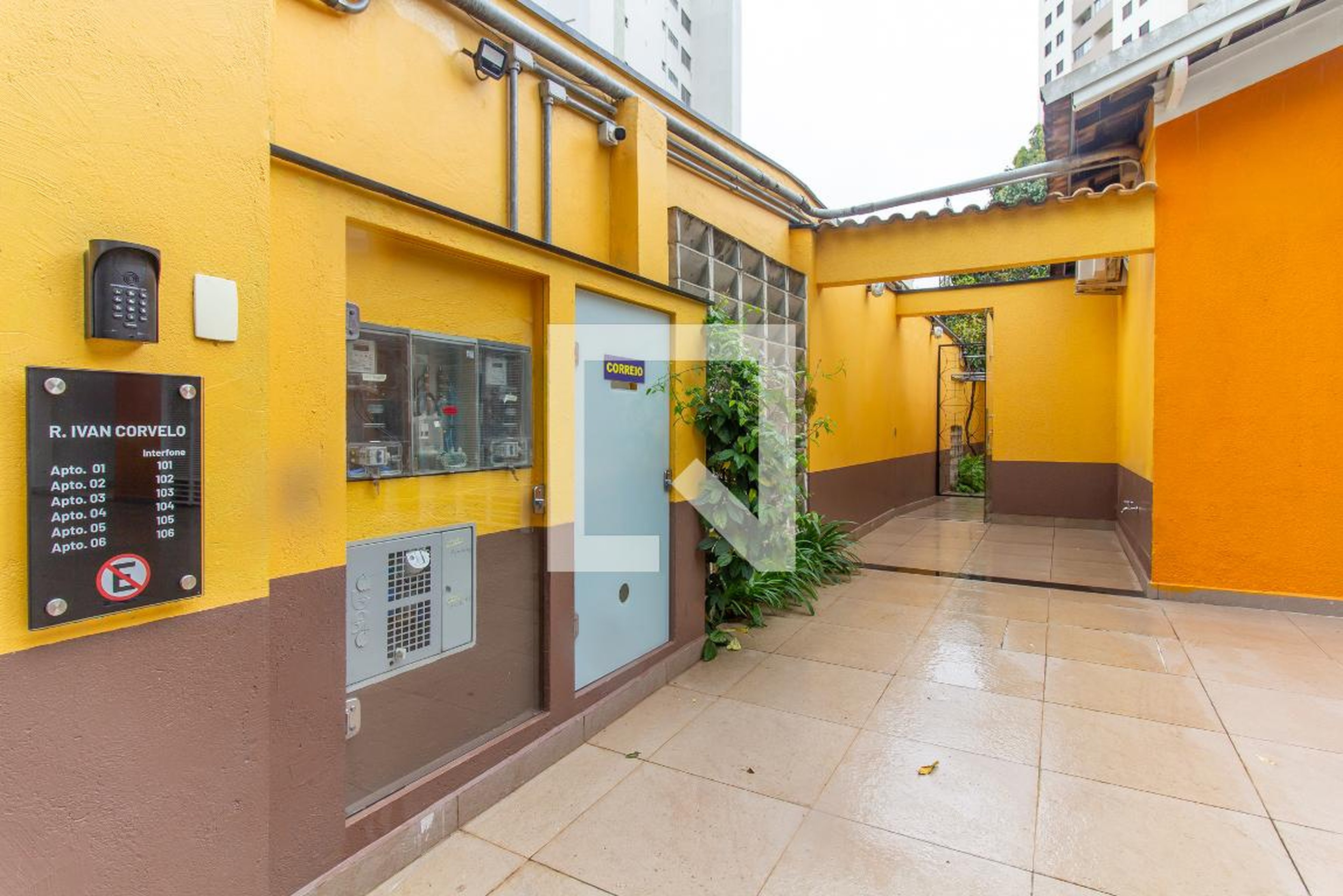 Fachada Condomínio em Rua Ivan Curvelo, 149