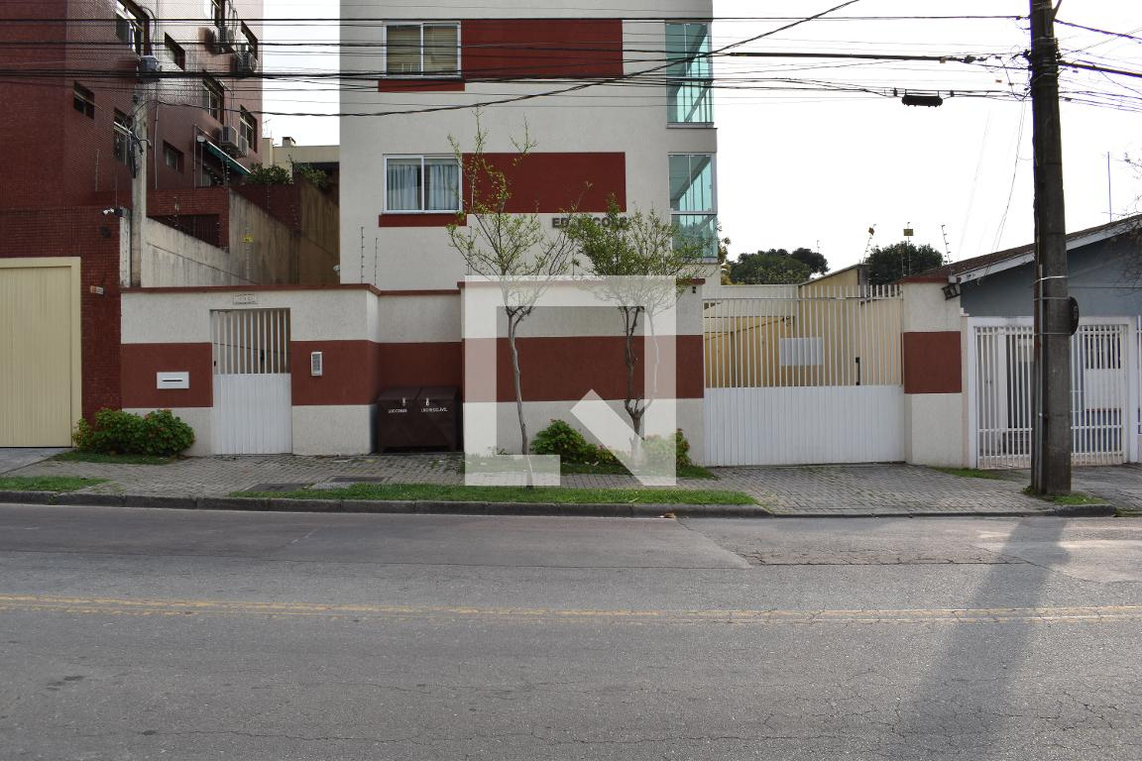 Fachada Condomínio em Rua Hildebrando de Araújo, 180