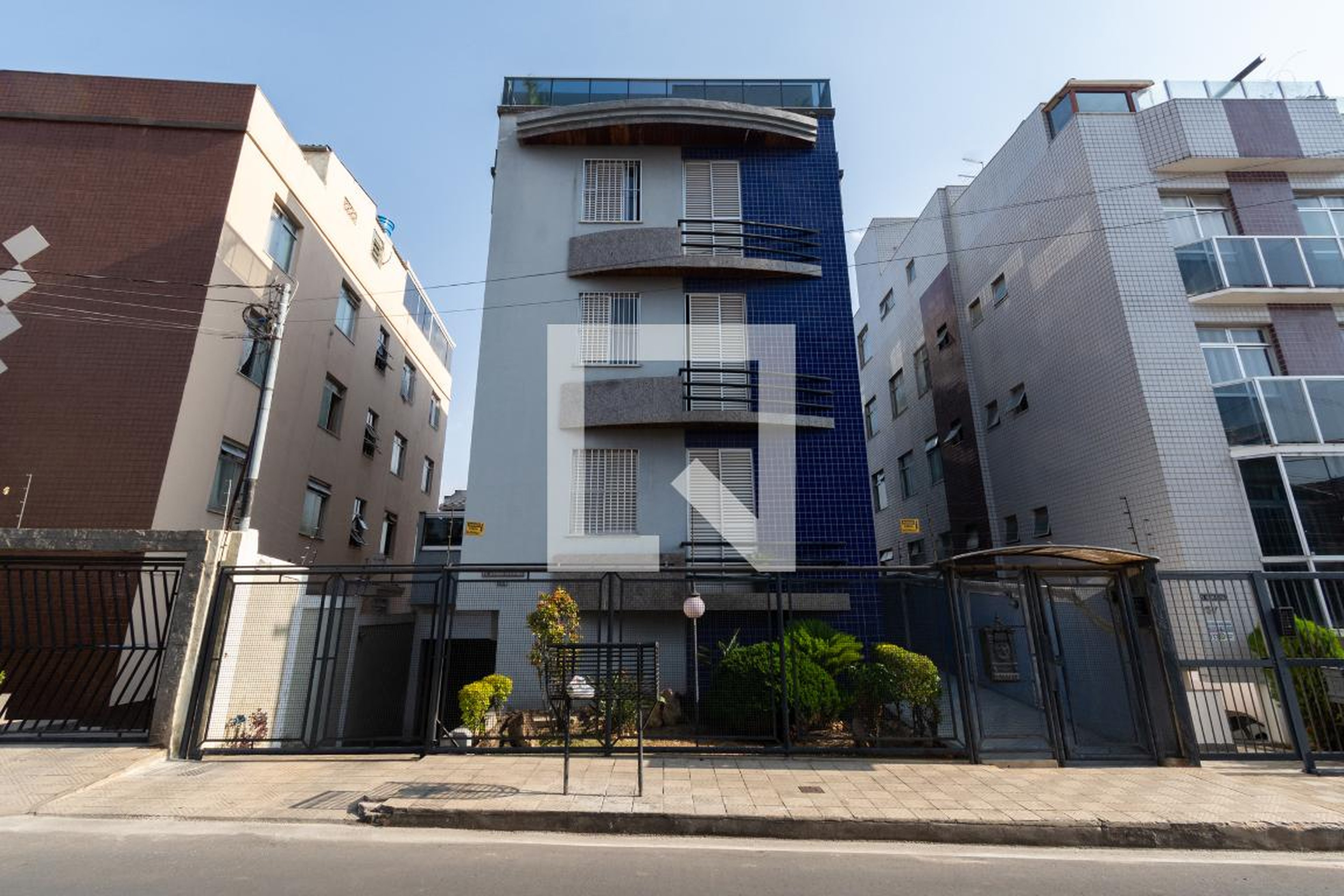 Fachada Condomínio em Rua dos Jatobás, 749