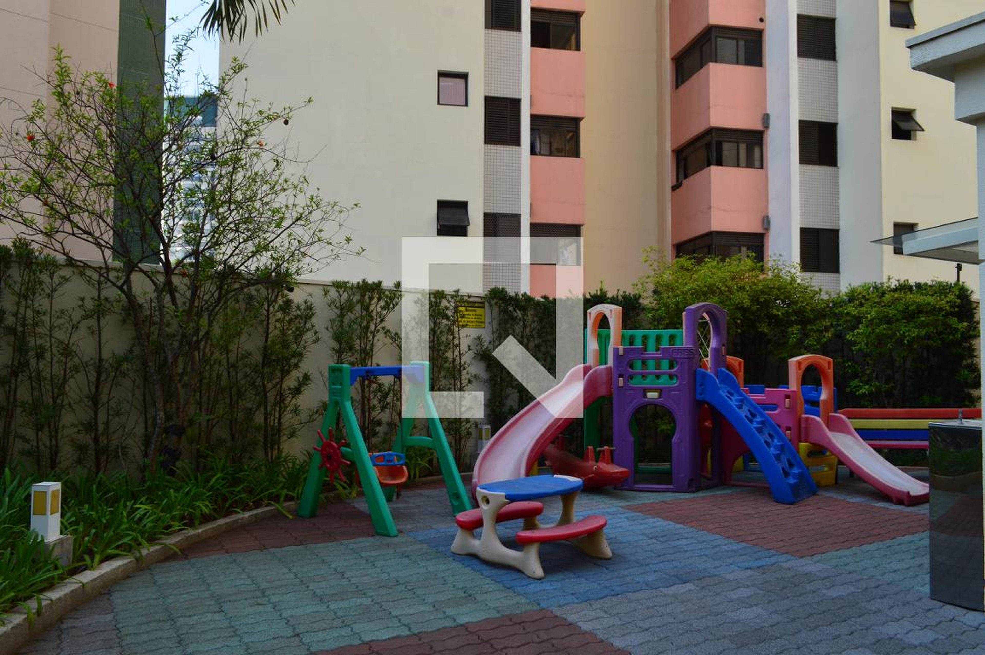 Playground - Renoir Maison Classique