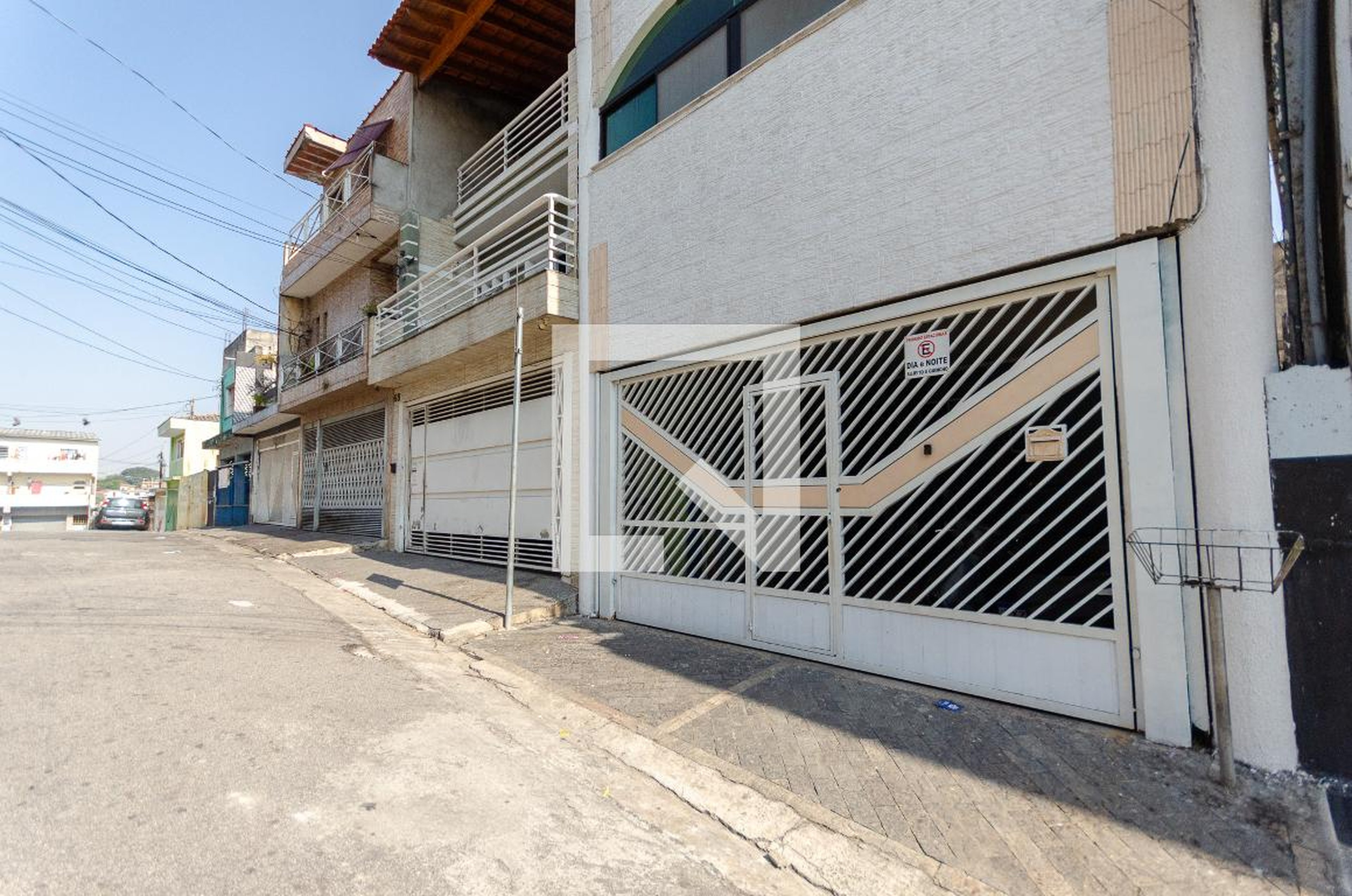 Fachada Condomínio em Rua Professor Algacir Munhoz Maeder, 58