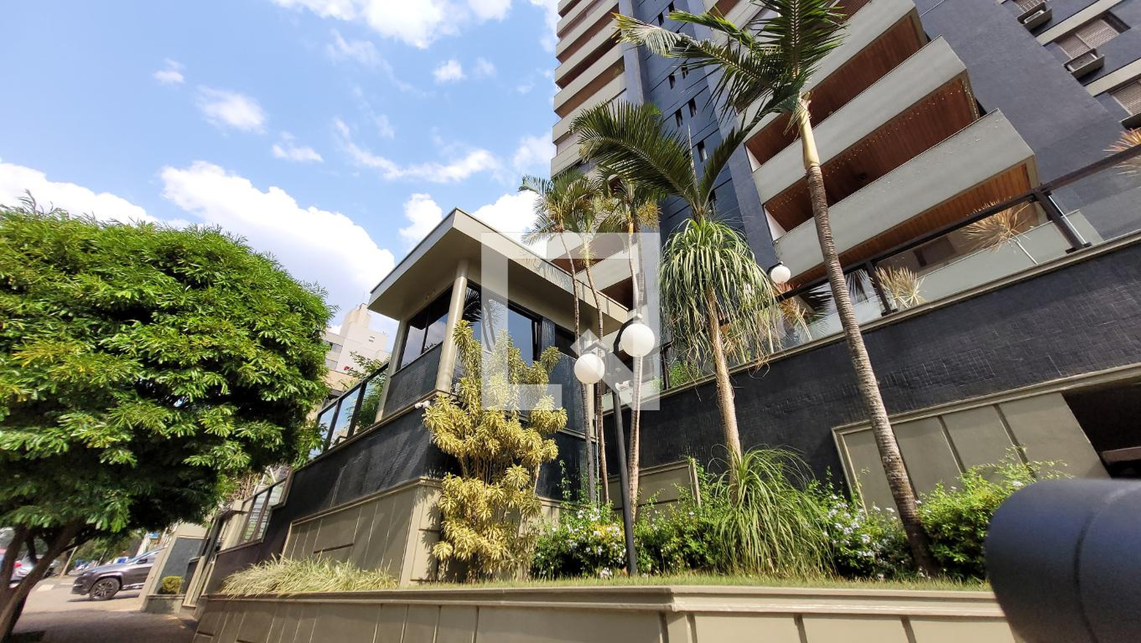 Fachada Condomínio em Rua Doutor Carlos Guimarães, 150