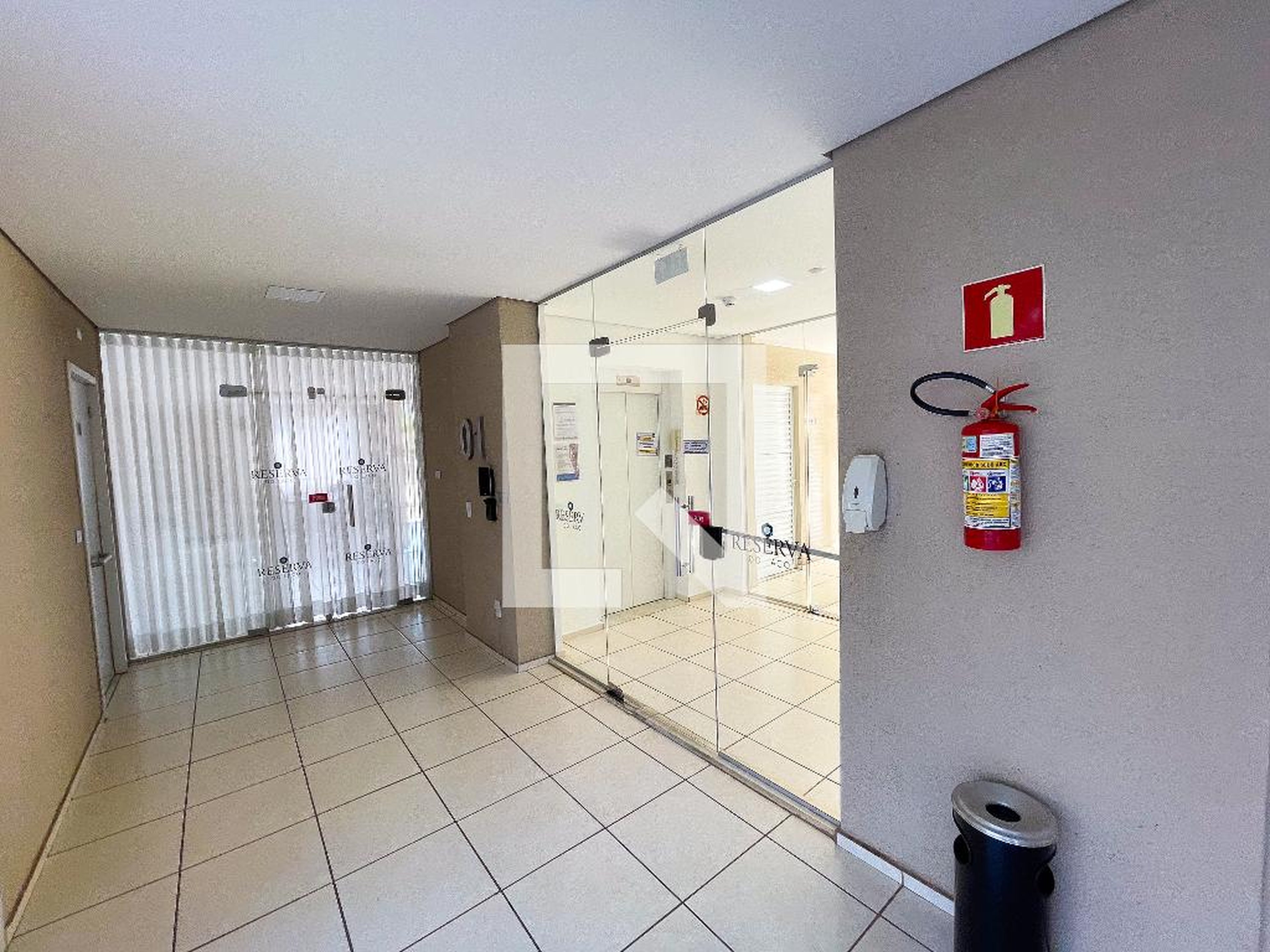 Hall de entrada Condomínio em Rua Deputado Sérgio Miranda, 230