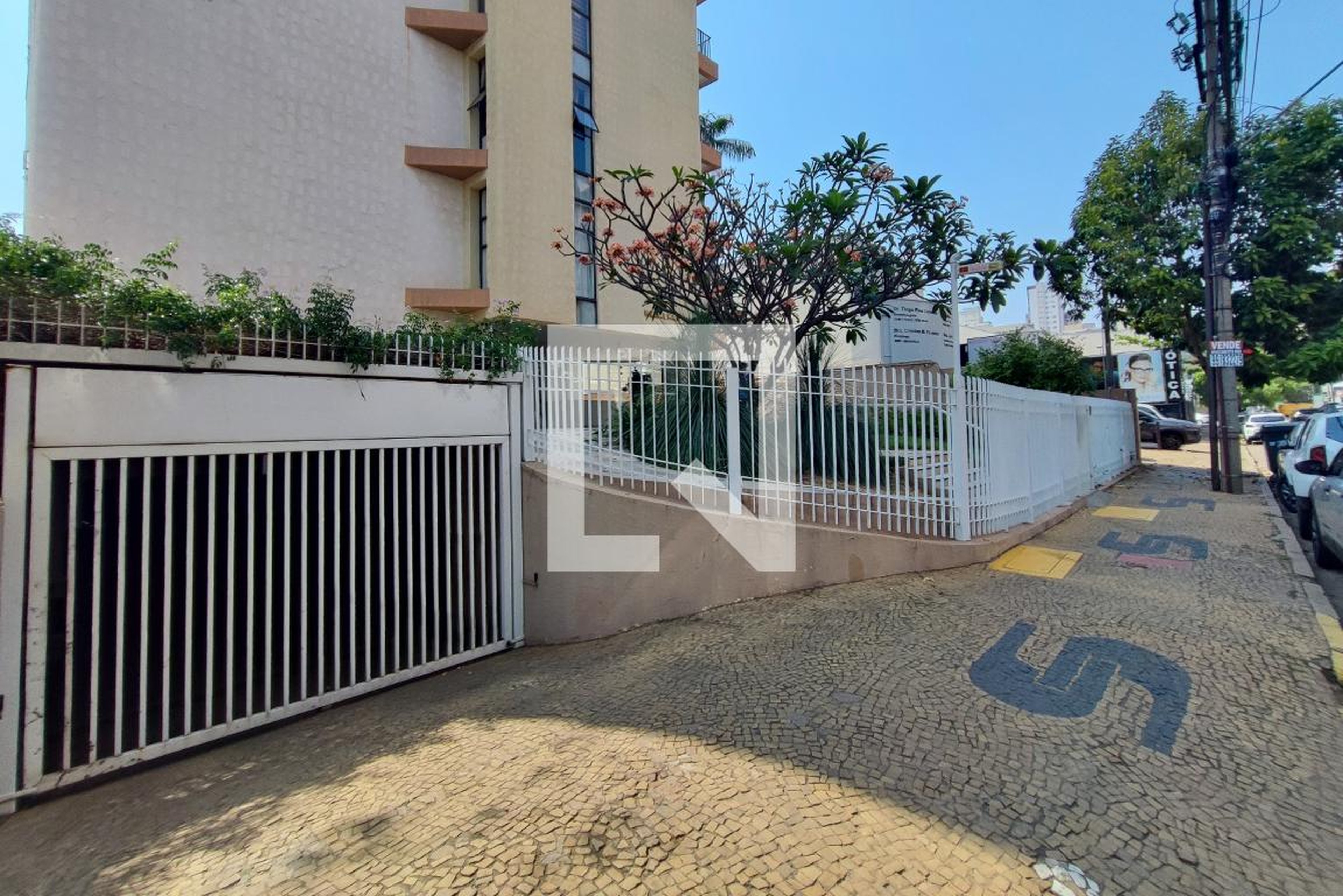 Fachada do Condomínio Condomínio em Rua Coronel Quirino, 1636