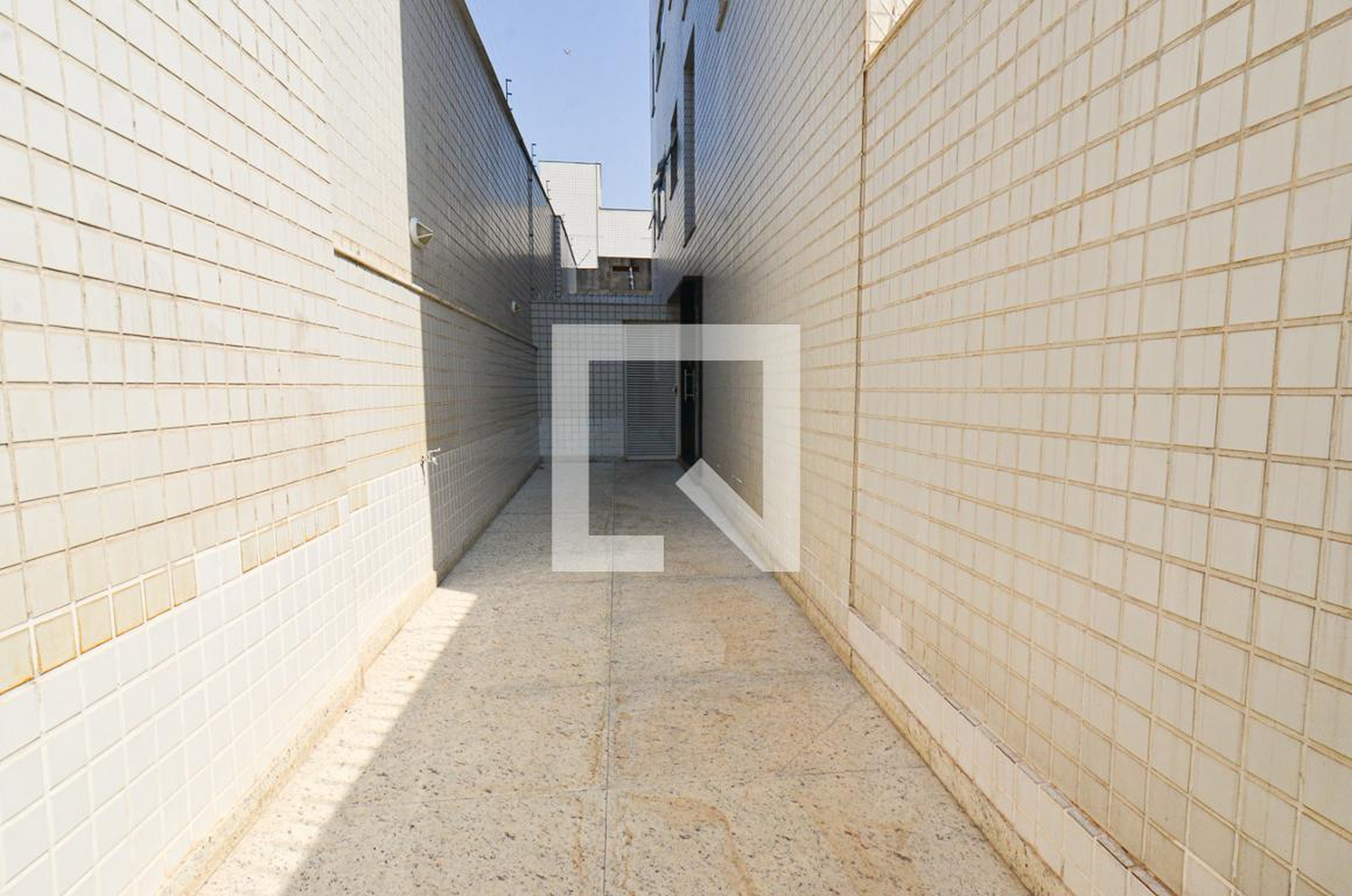 Entrada Edifício Marc Chagal