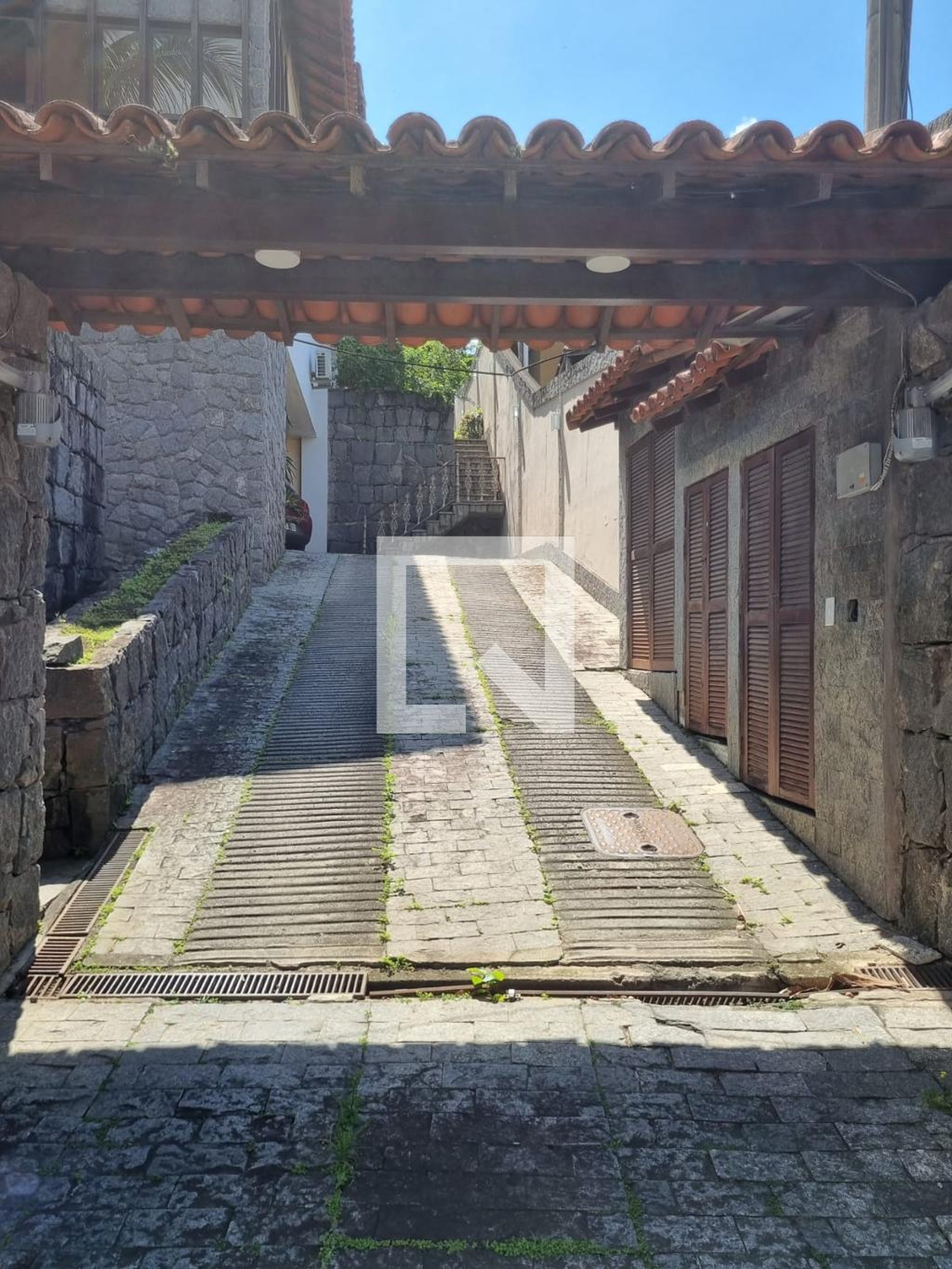 Entrada Condomínio em Rua Pau Marfim, 97