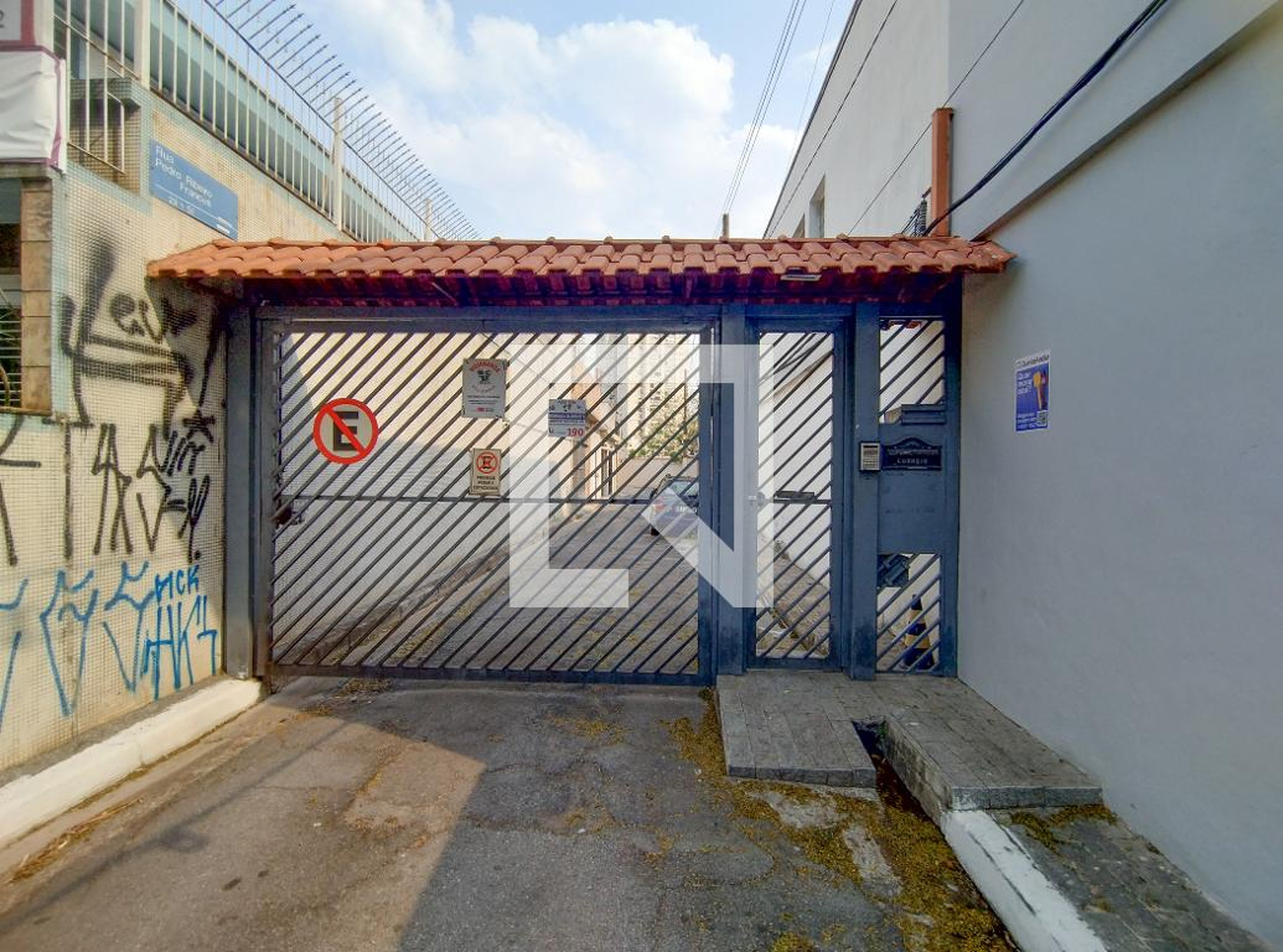 Fachada Condomínio em Rua Pedro Ribeiro Francês, 49