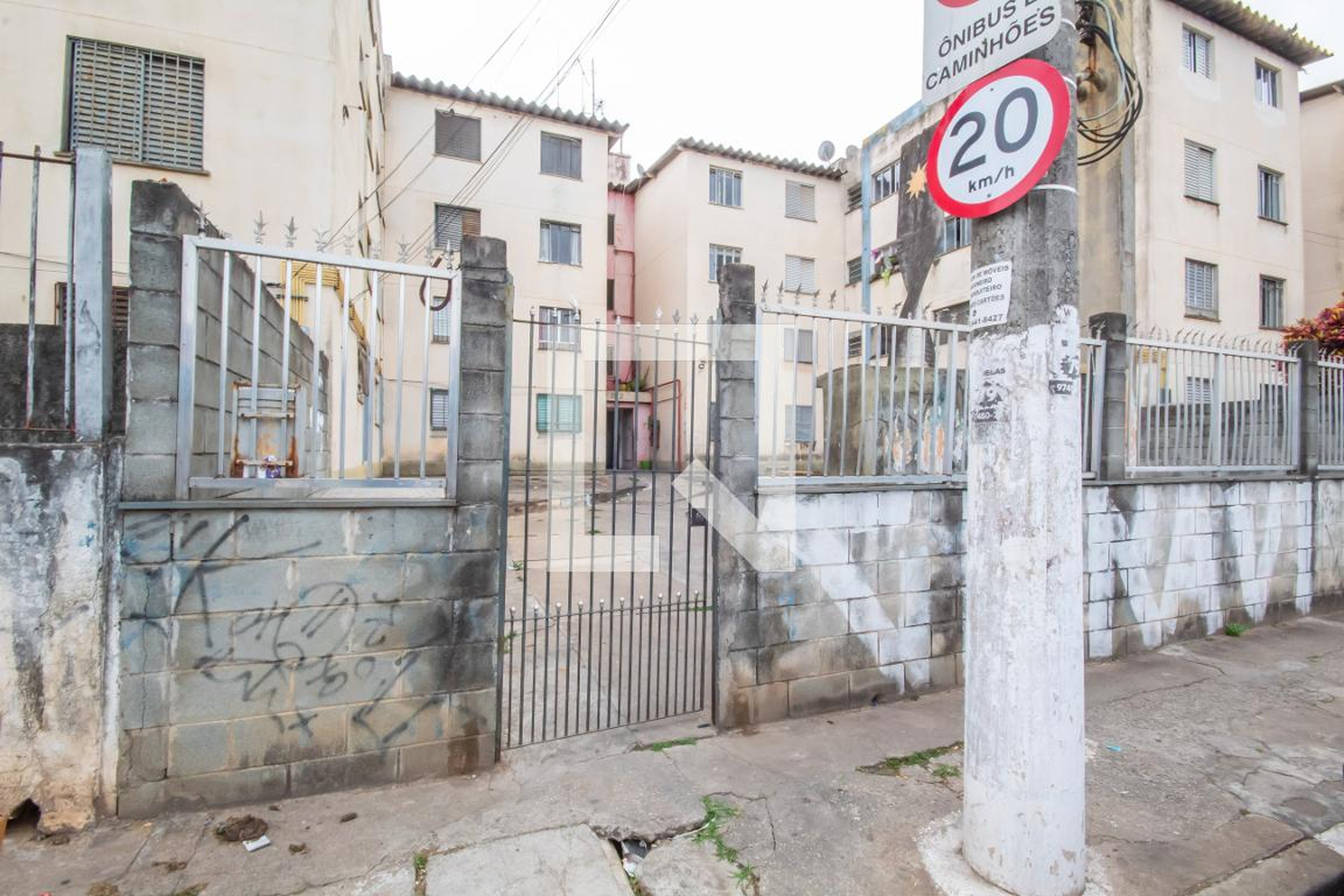 Fachada Condomínio em Rua Eurídes Gregório, 131