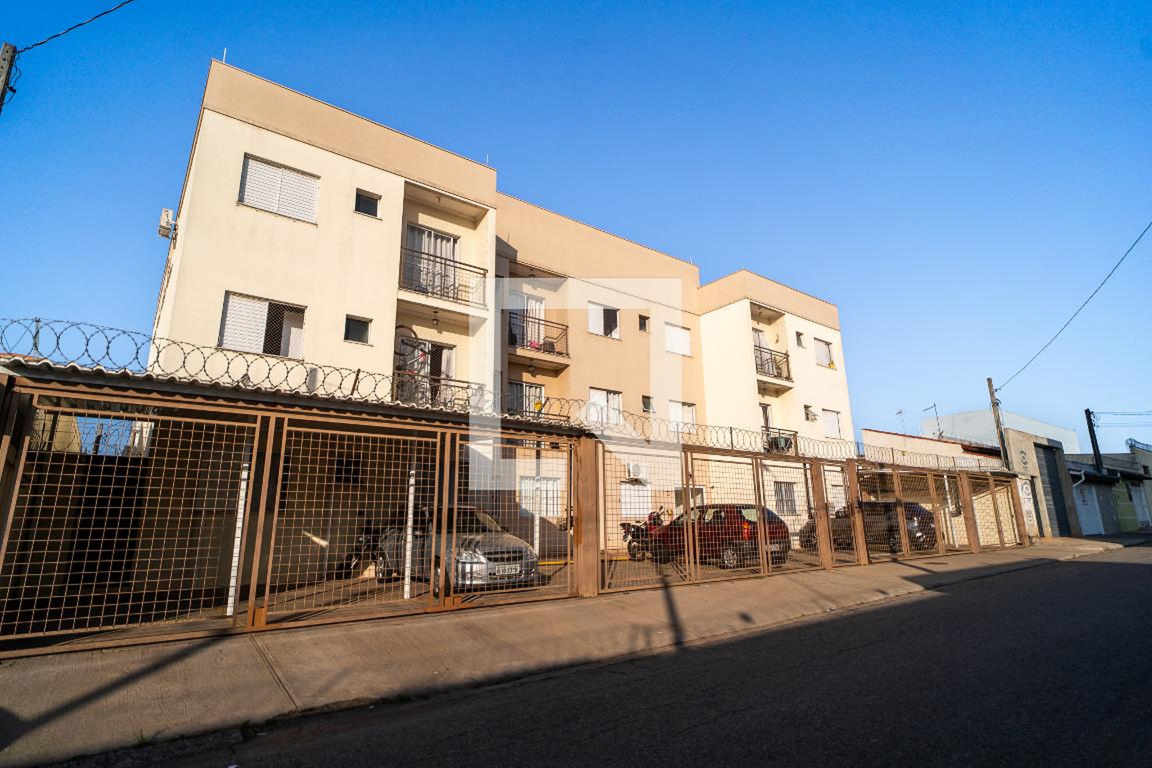 Fachada Condomínio em Rua Benedito Dias Batista, 130