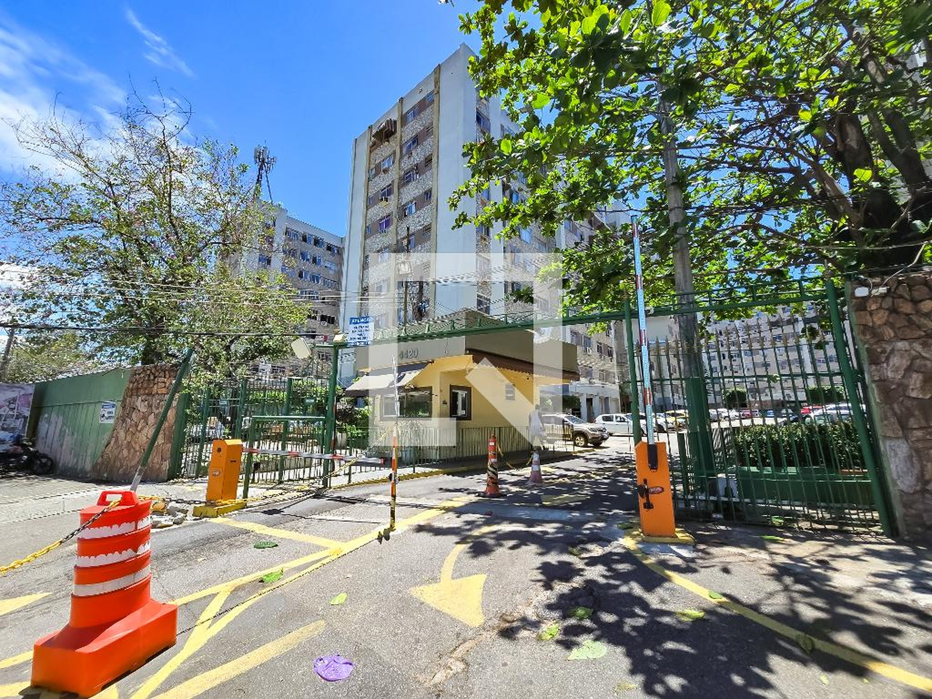 Fachada do Condomínio Condomínio Jardim das Rosas