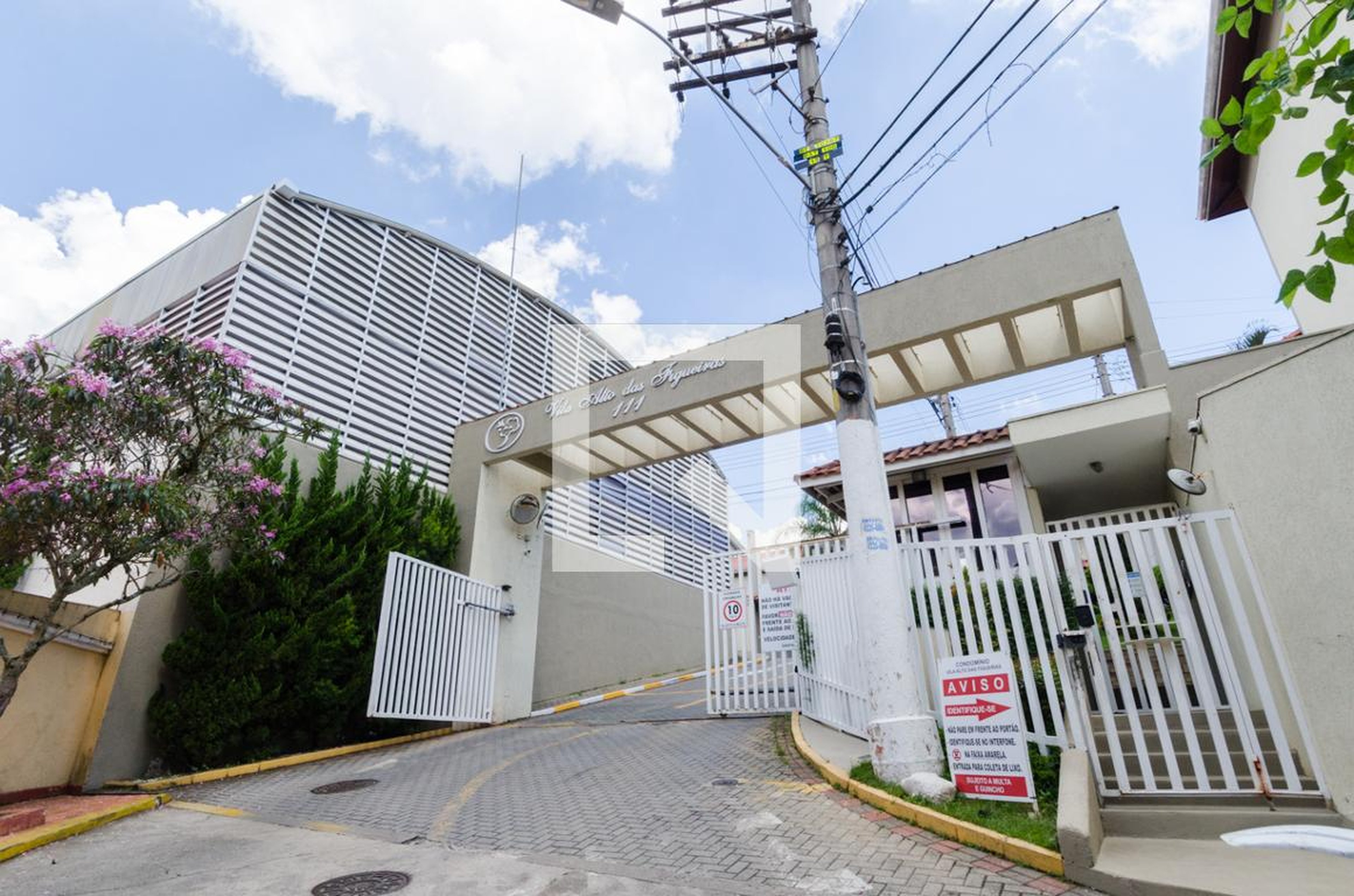 Fachada Condomínio Alto das Figueiras