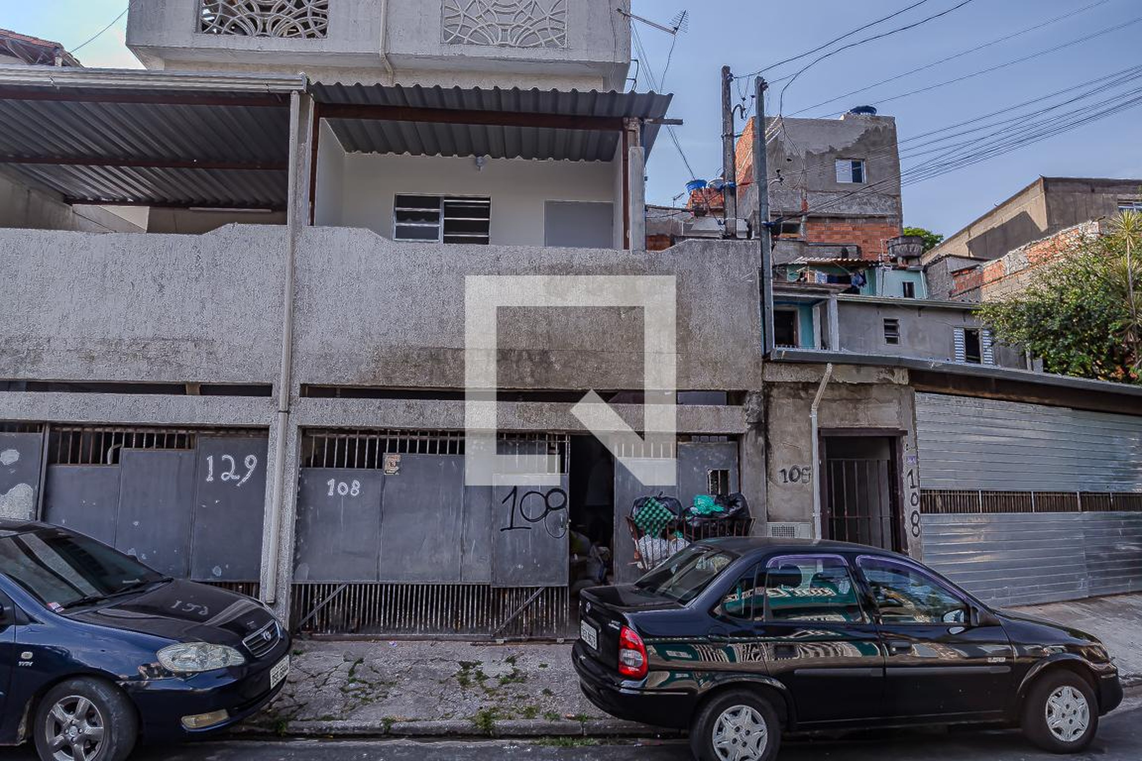 Fachada Condomínio em Rua Fanny Heldy, 108