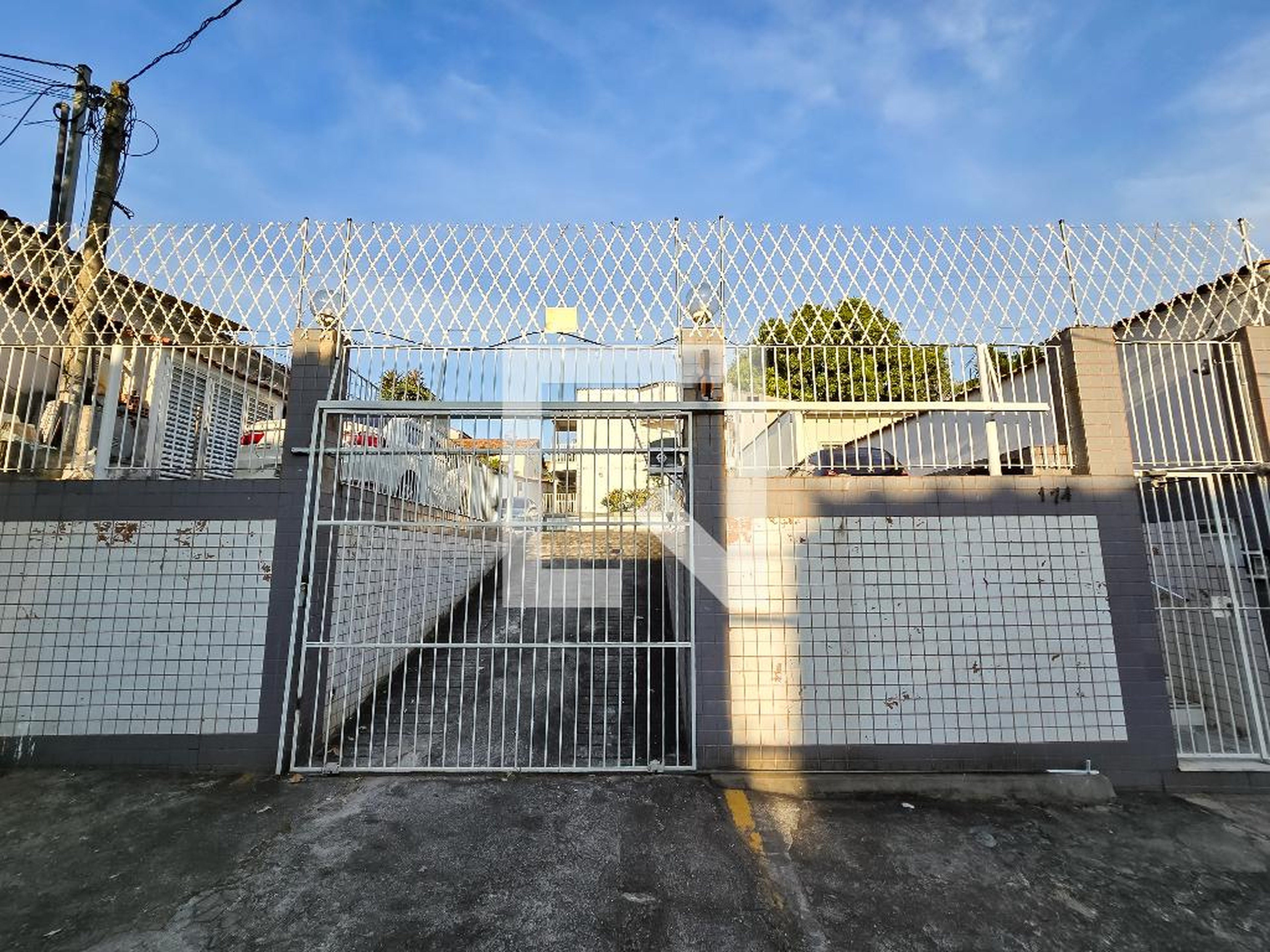 Fachada do Condomínio Edifício Mirante do Encantado