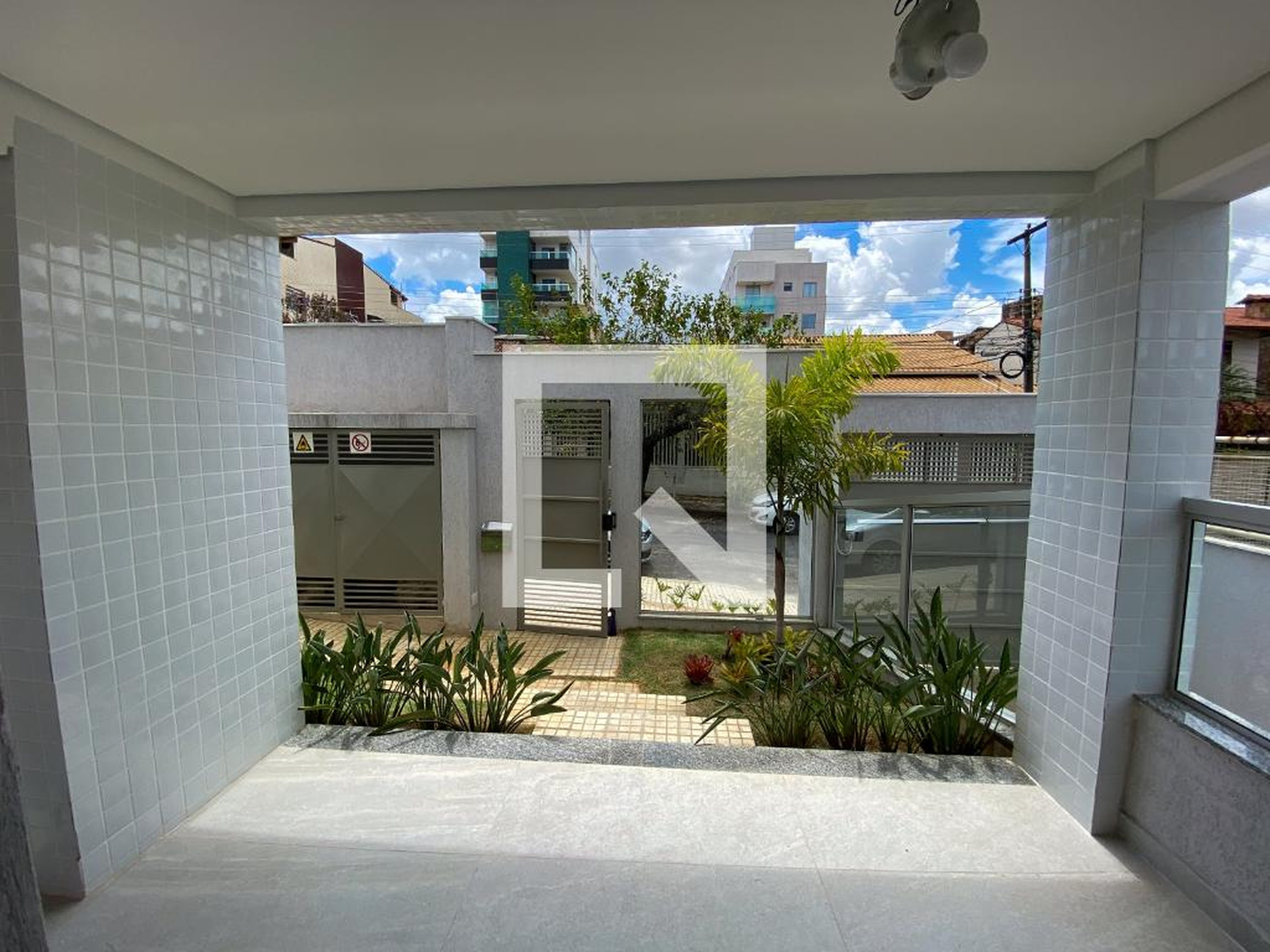 Fachada Condomínio em Rua Cândido Cardoso Miranda, 49