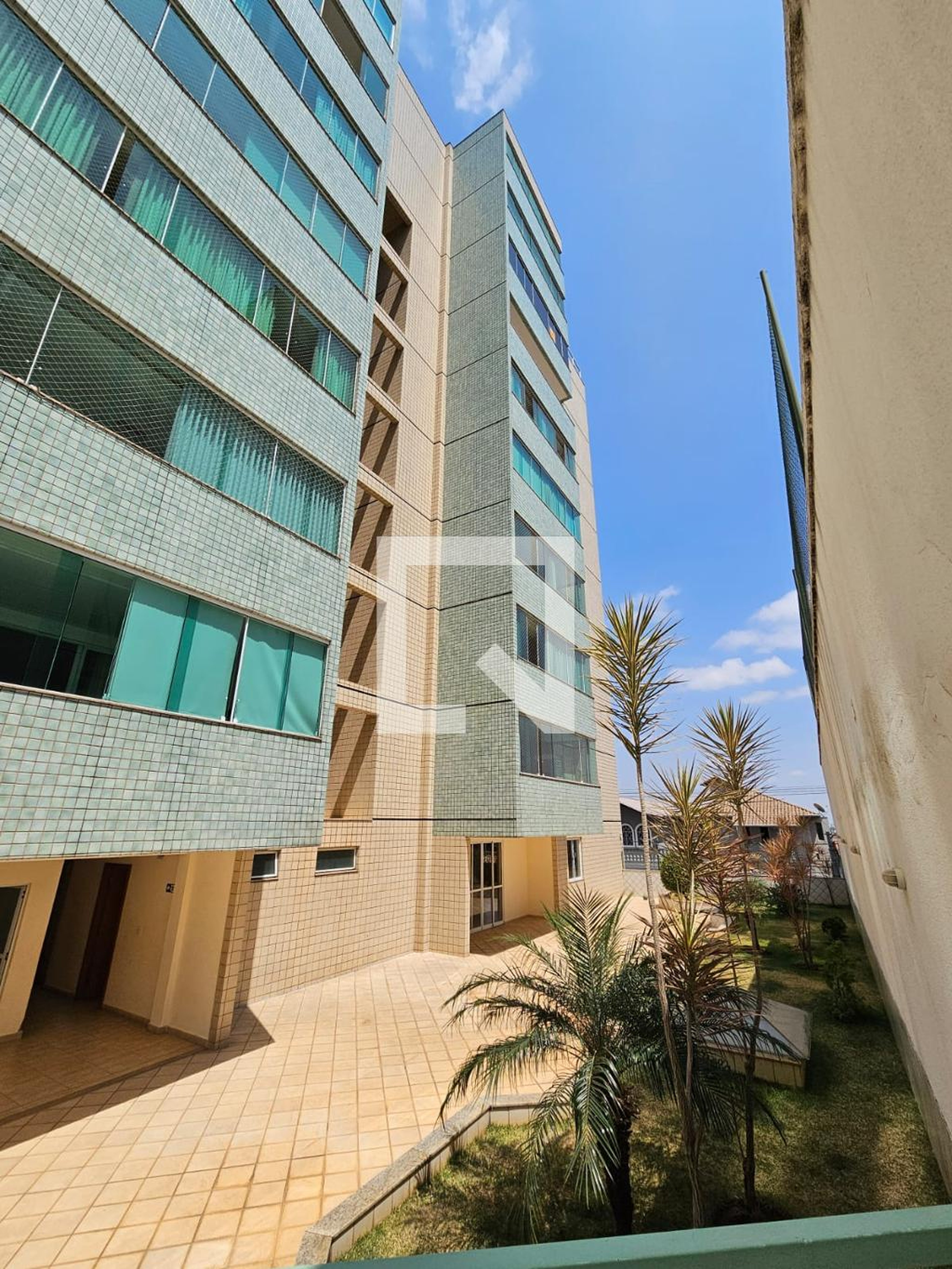 Fachada Condomínio em Rua Crisandália, 74