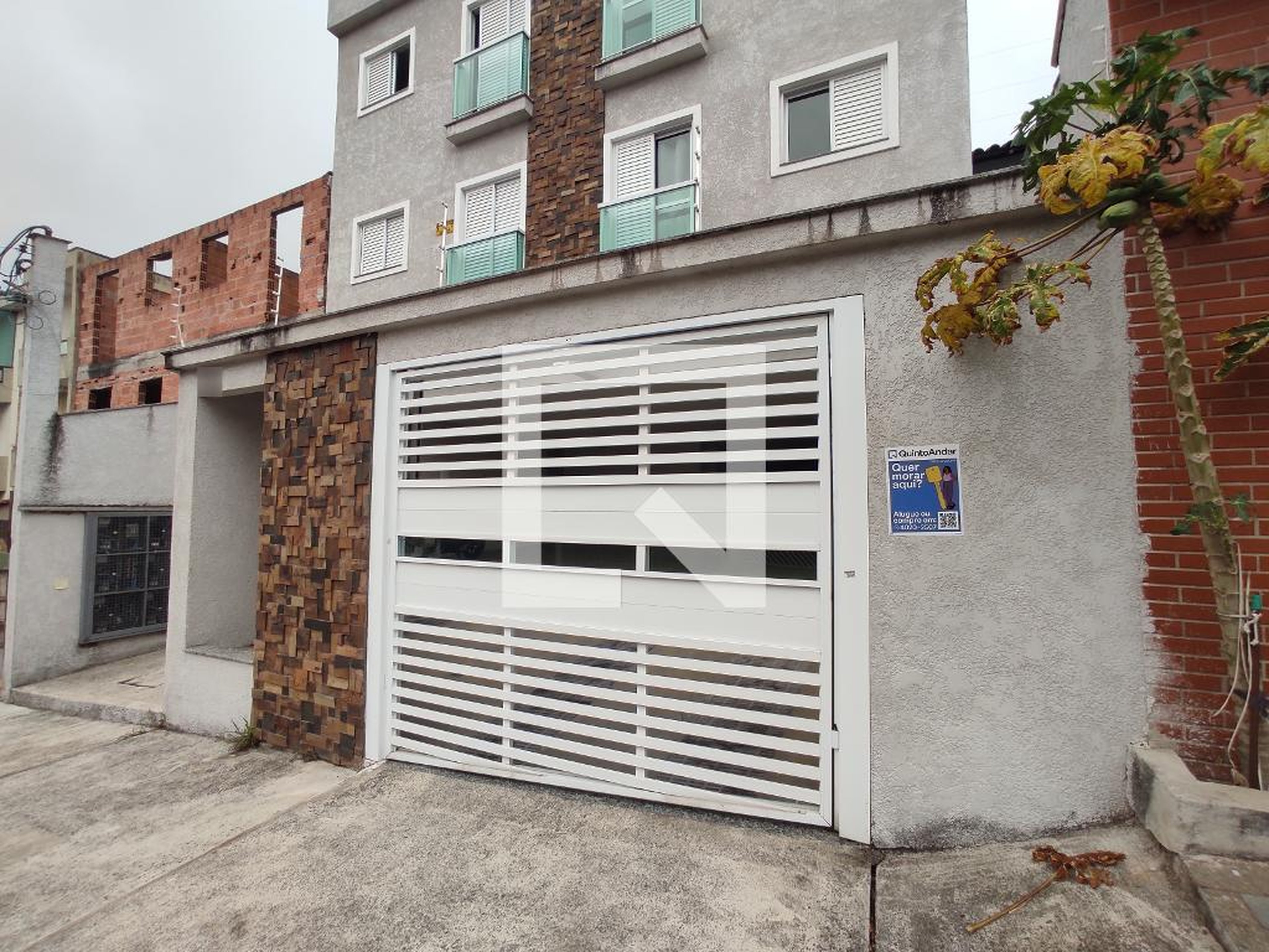 Fachada Condomínio em Rua das Azaléias, 183