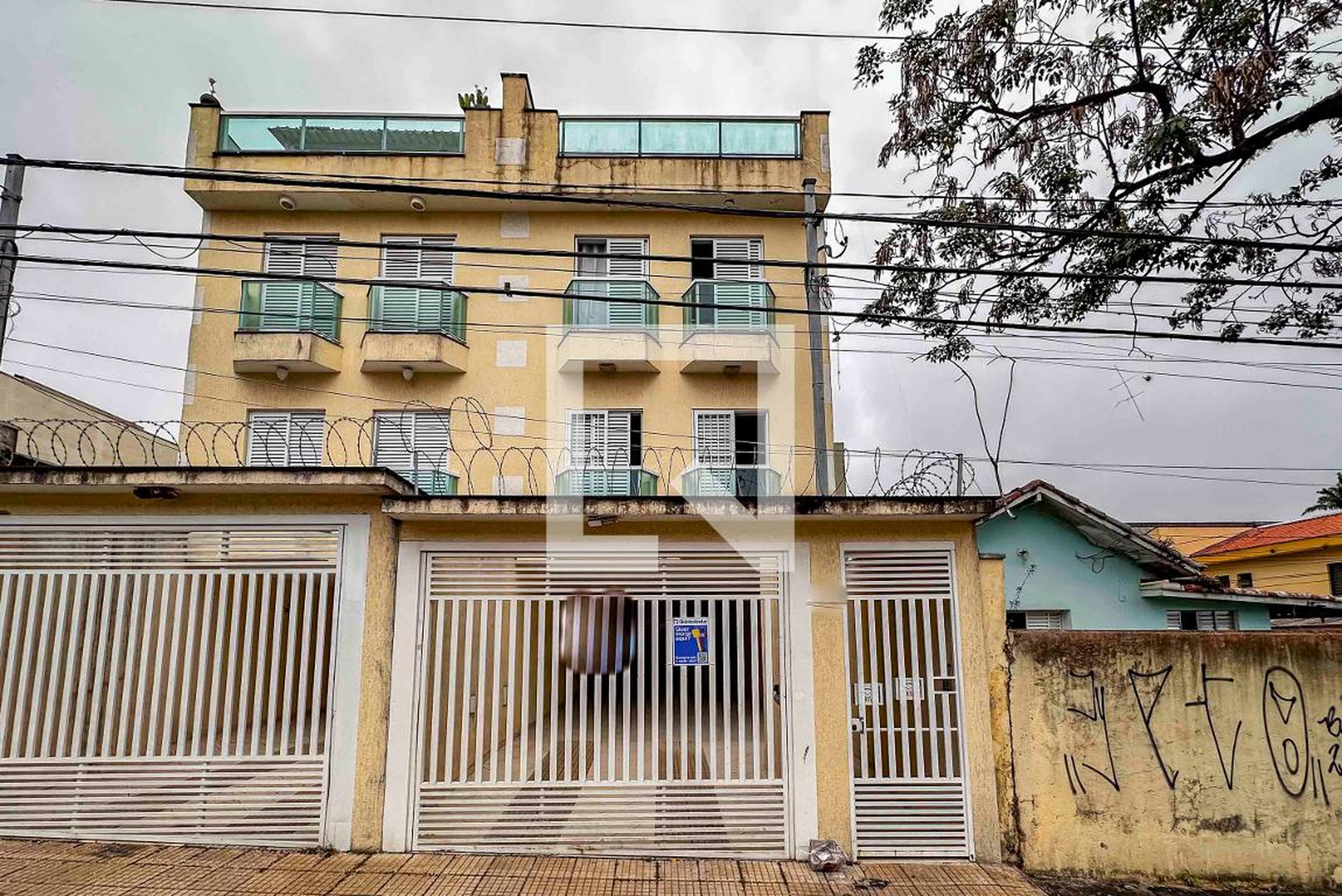 Fachada Condomínio em Rua Lourenço de Almada, 319