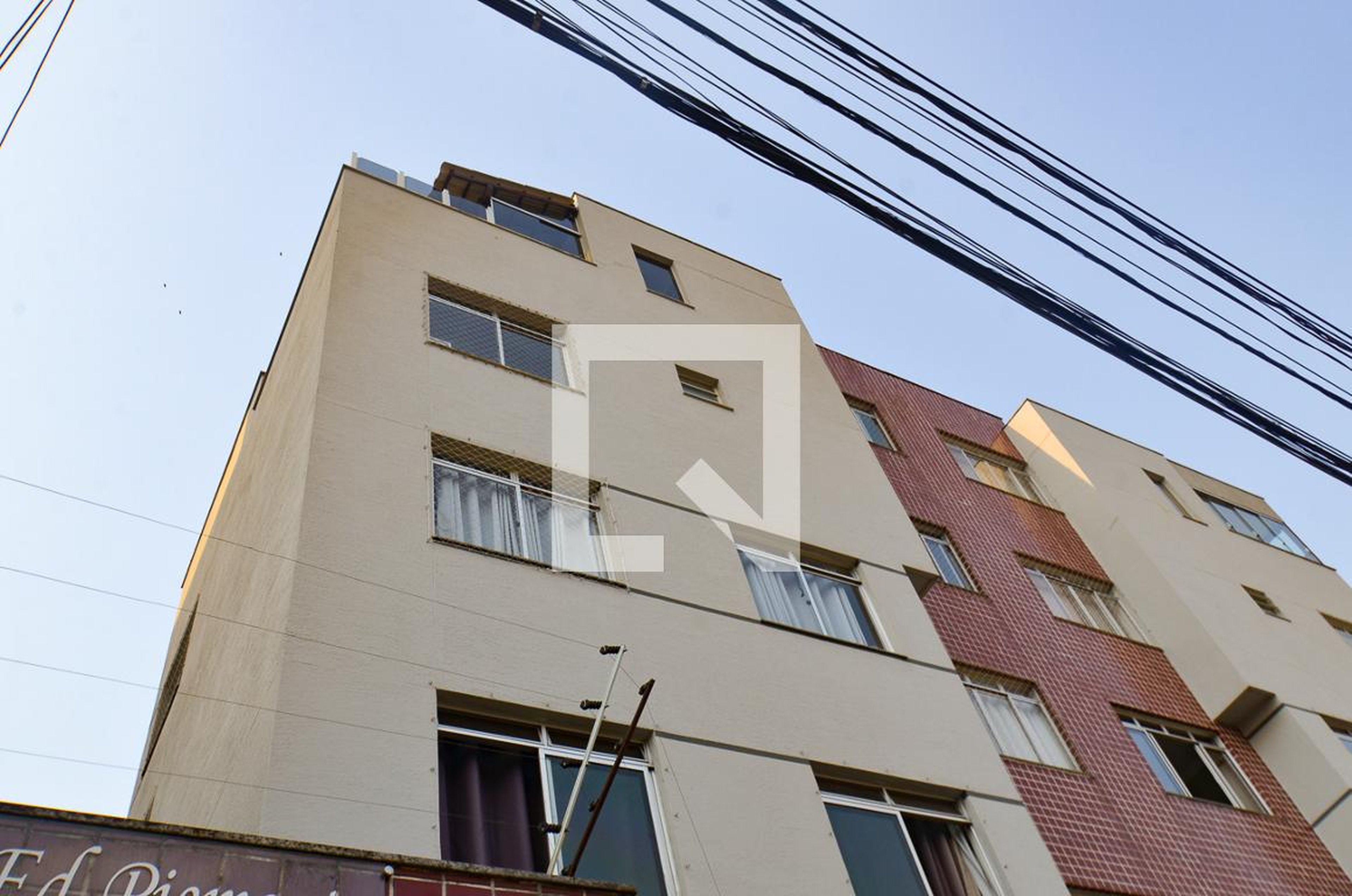 Fachada Condomínio em Rua Olívio Rodrigues, 330