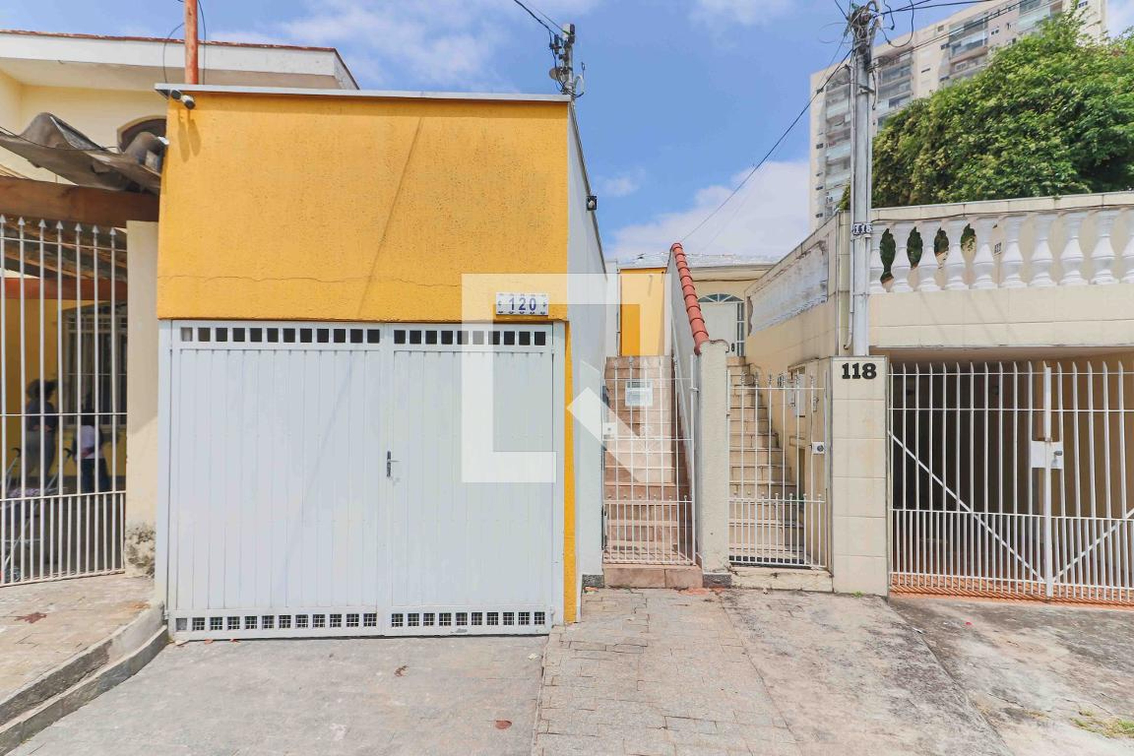 Fachada Condomínio em Rua Manuel Alonso Esteves, 120