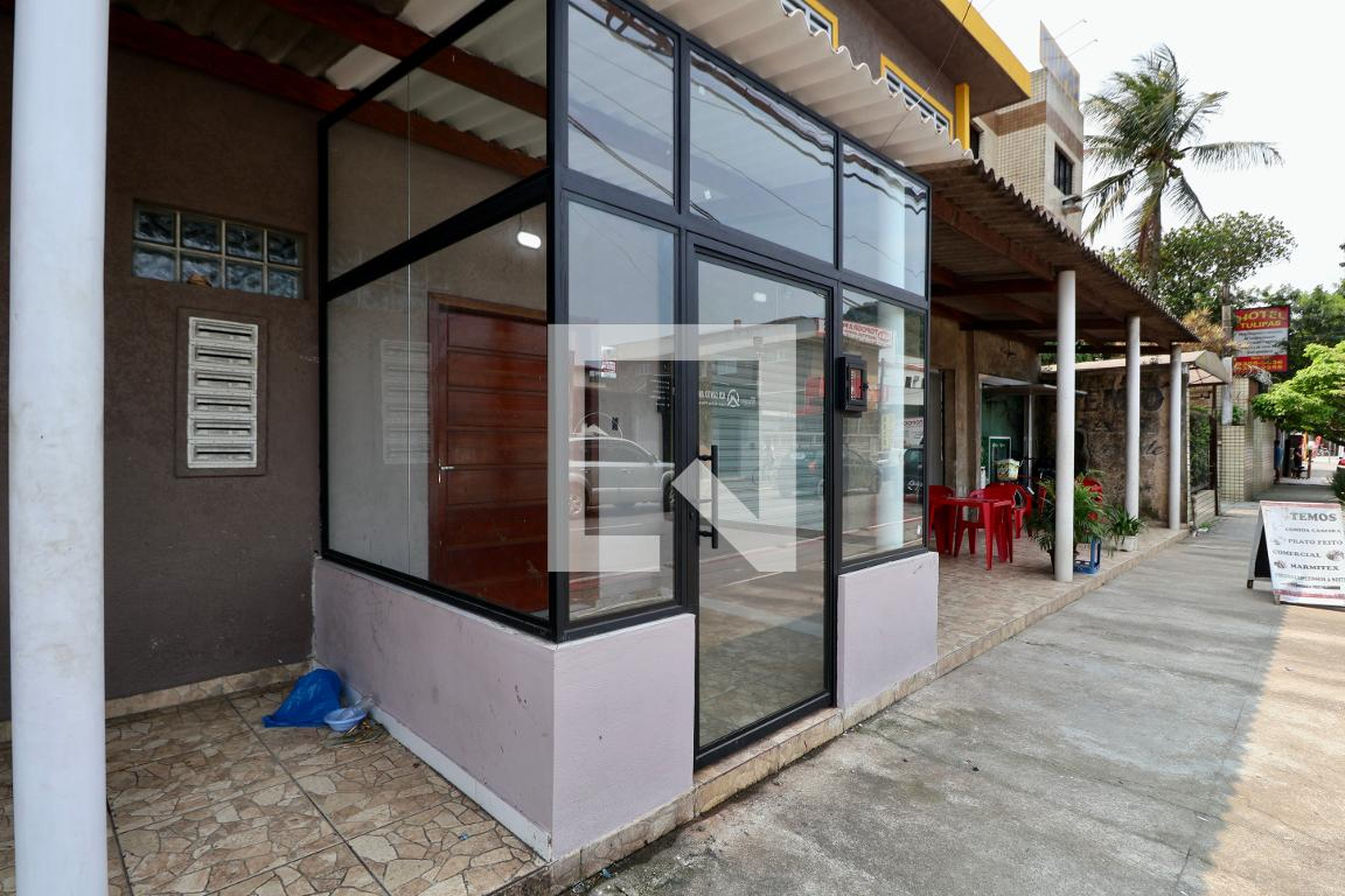 Fachada Condomínio em Alameda das Tulipas, 84