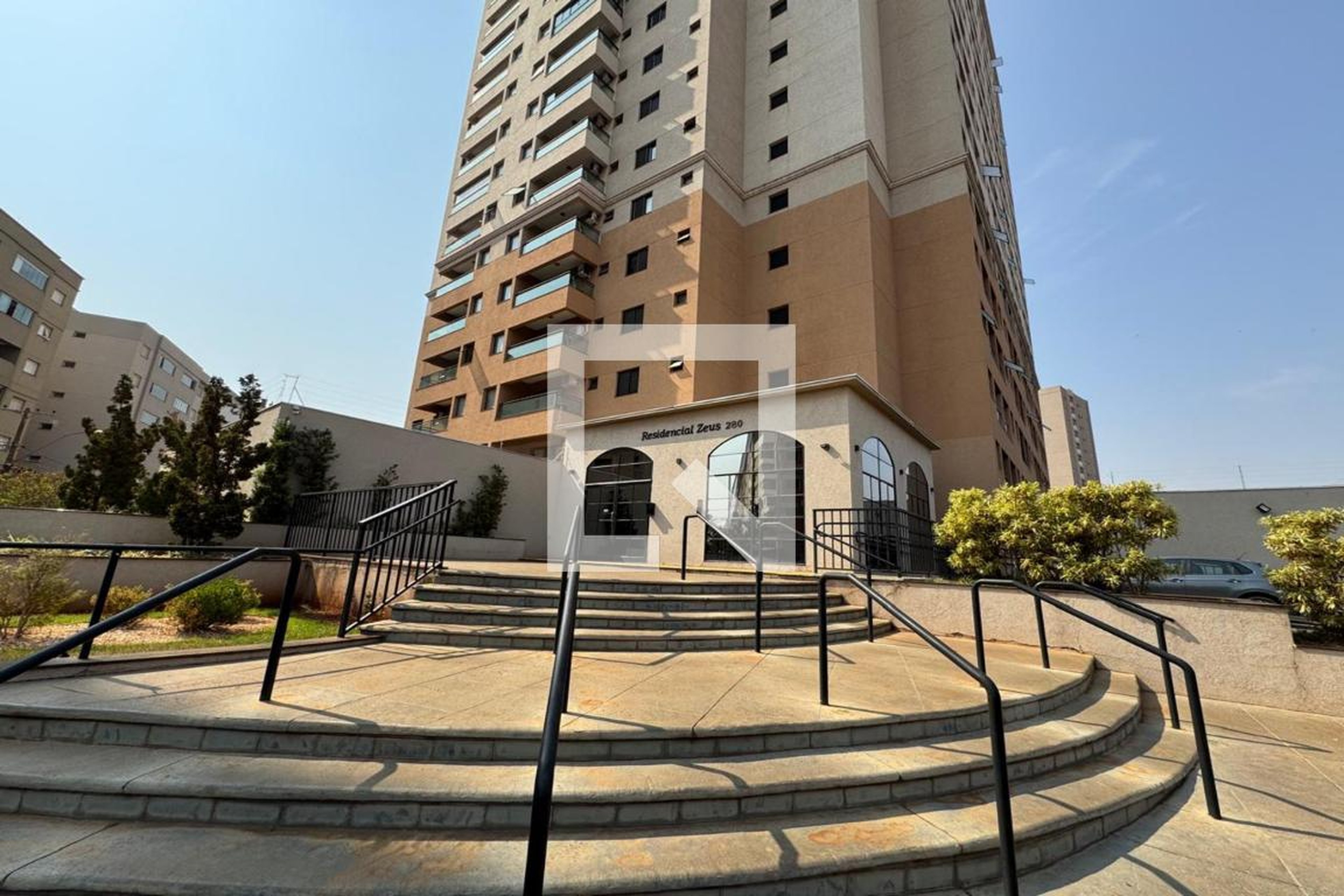 Fachada Condomínio em Avenida Talita Regazini Verçosa, 180