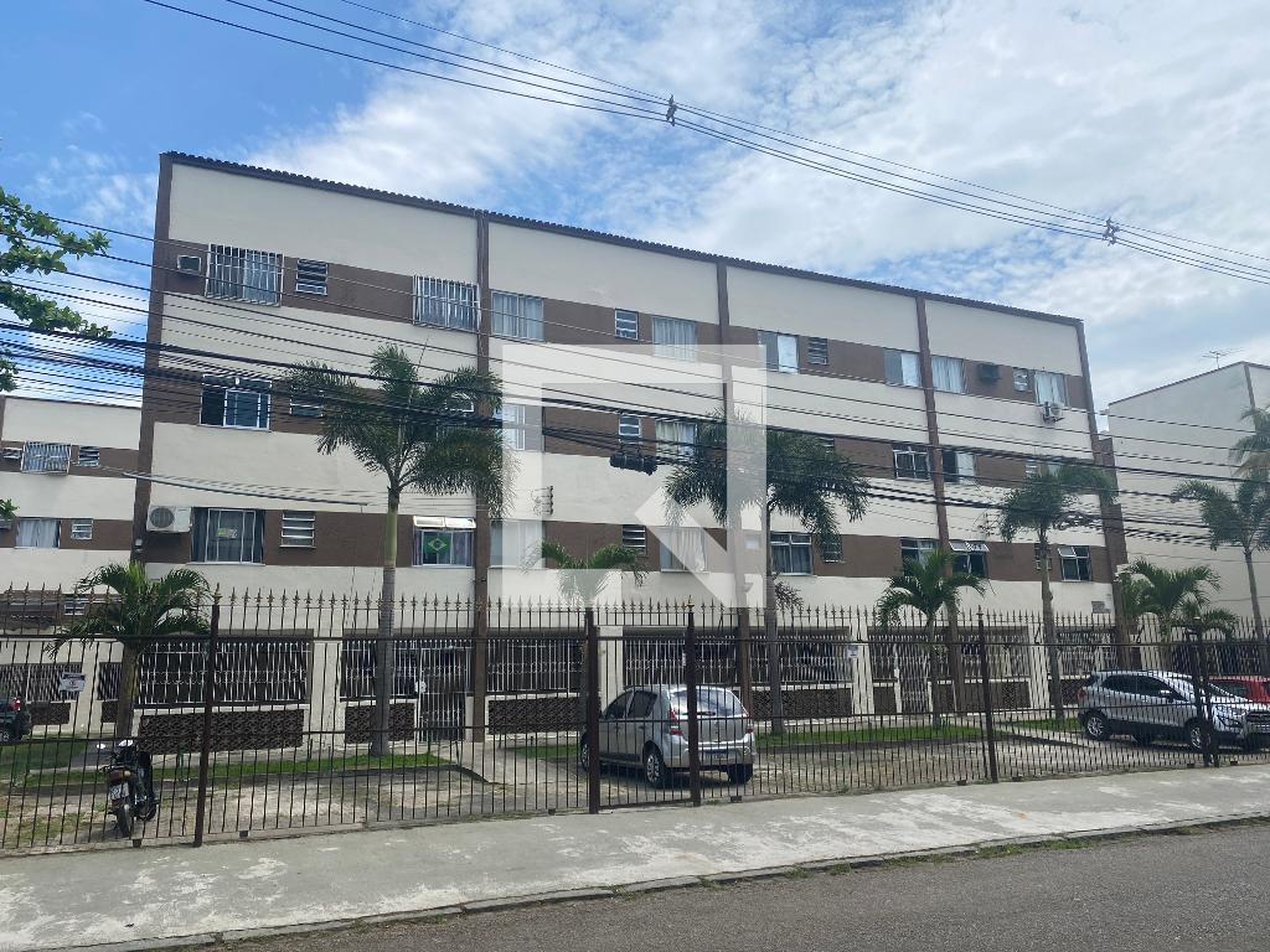 Fachada Condomínio em Avenida Carlos Meziano, 44