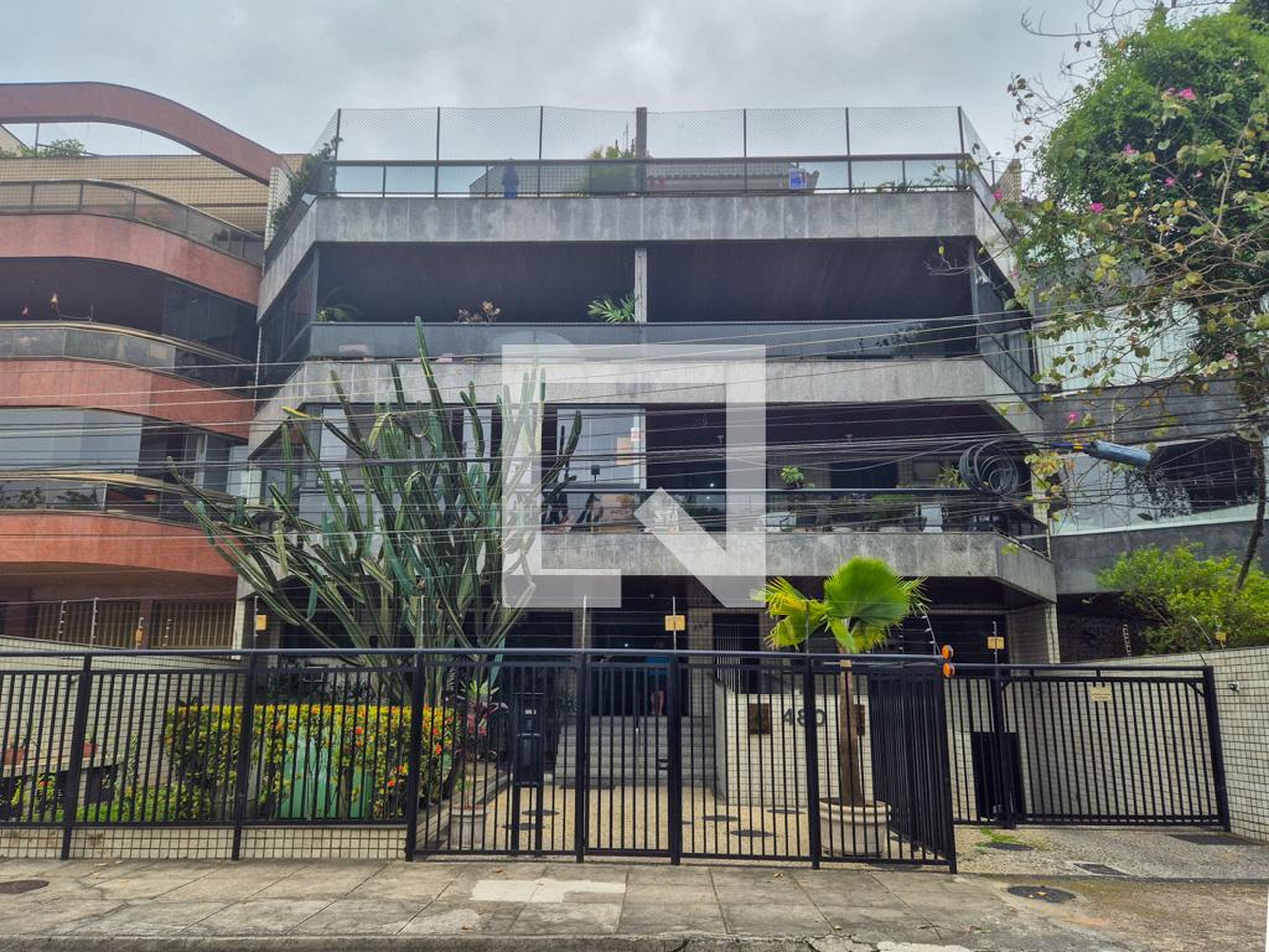 Fachada Condomínio em Rua Professor Hermes Lima, 480