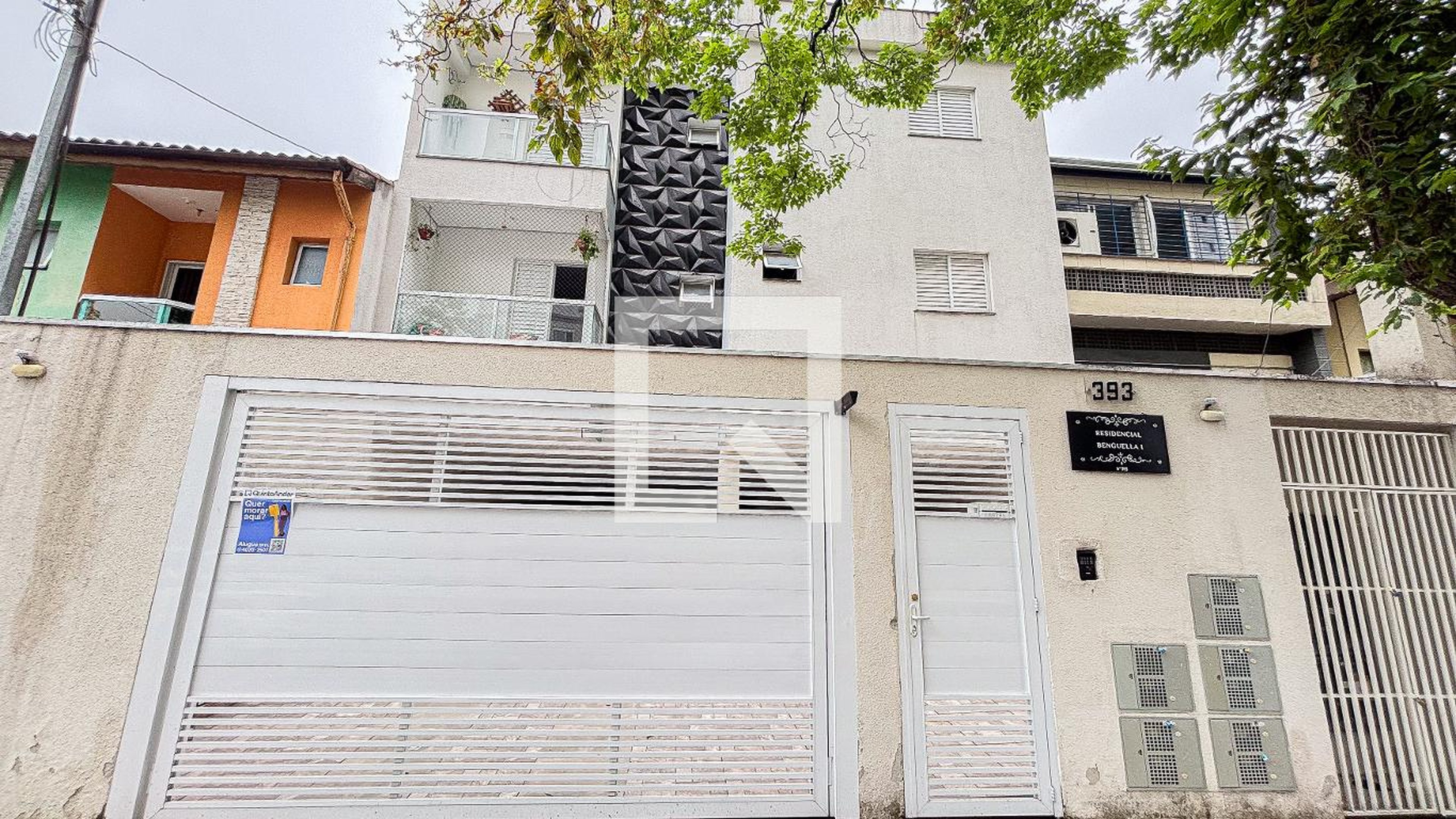 Fachada Condomínio em Rua Vinte e Quatro de Fevereiro, 393