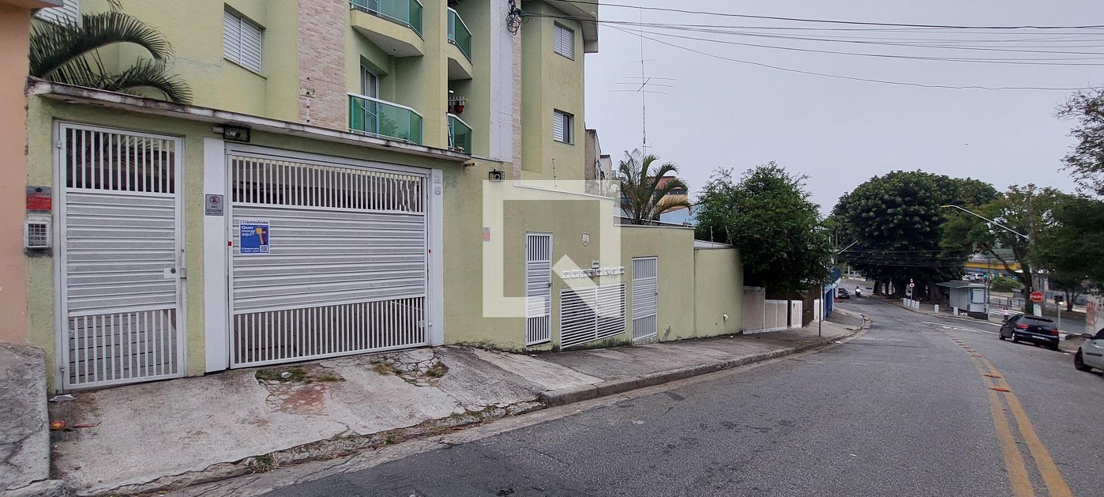 Fachada Condomínio em Rua Calábria, 28