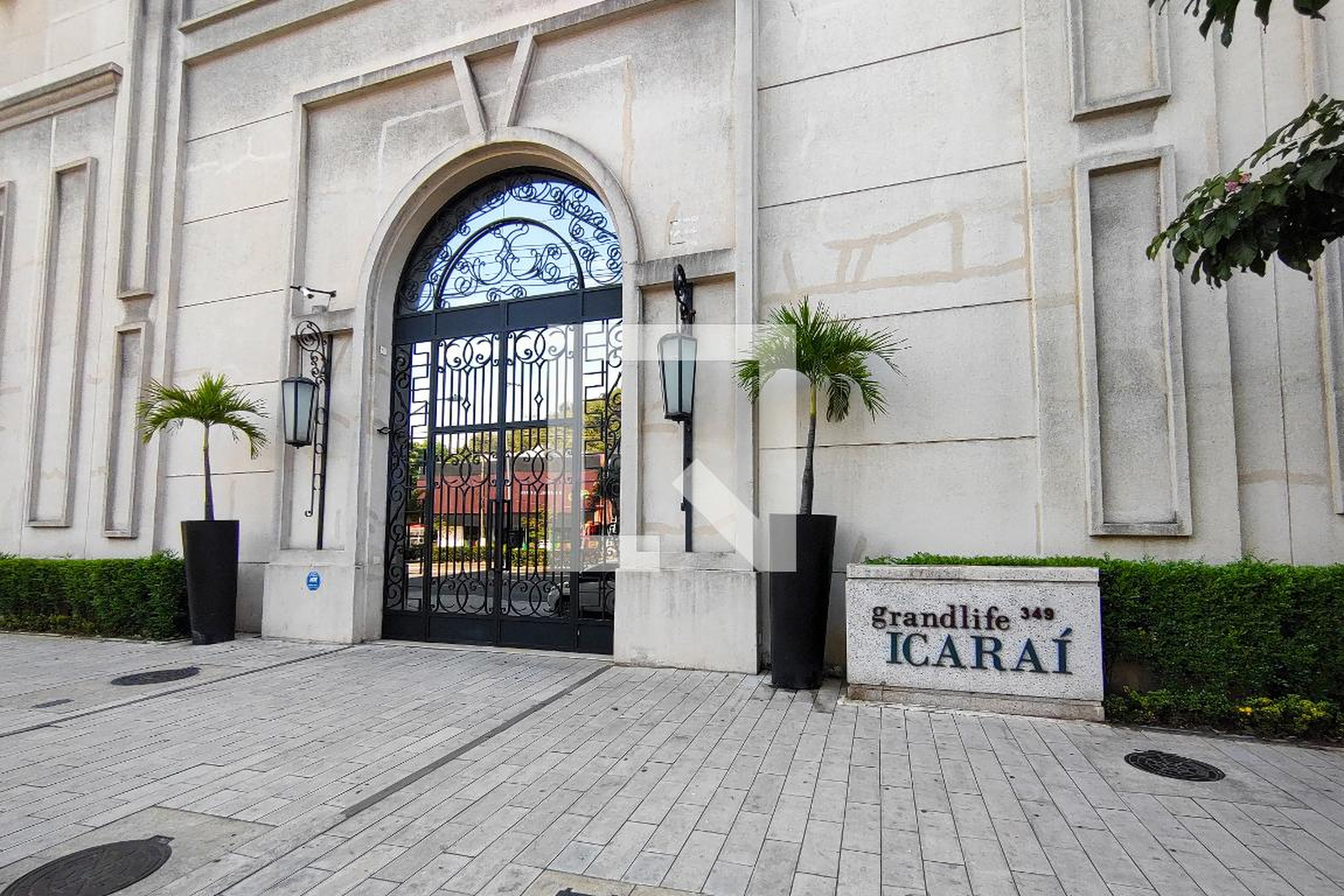 Fachada do condomínio Condomínio em Praia Canto do Rio, 349