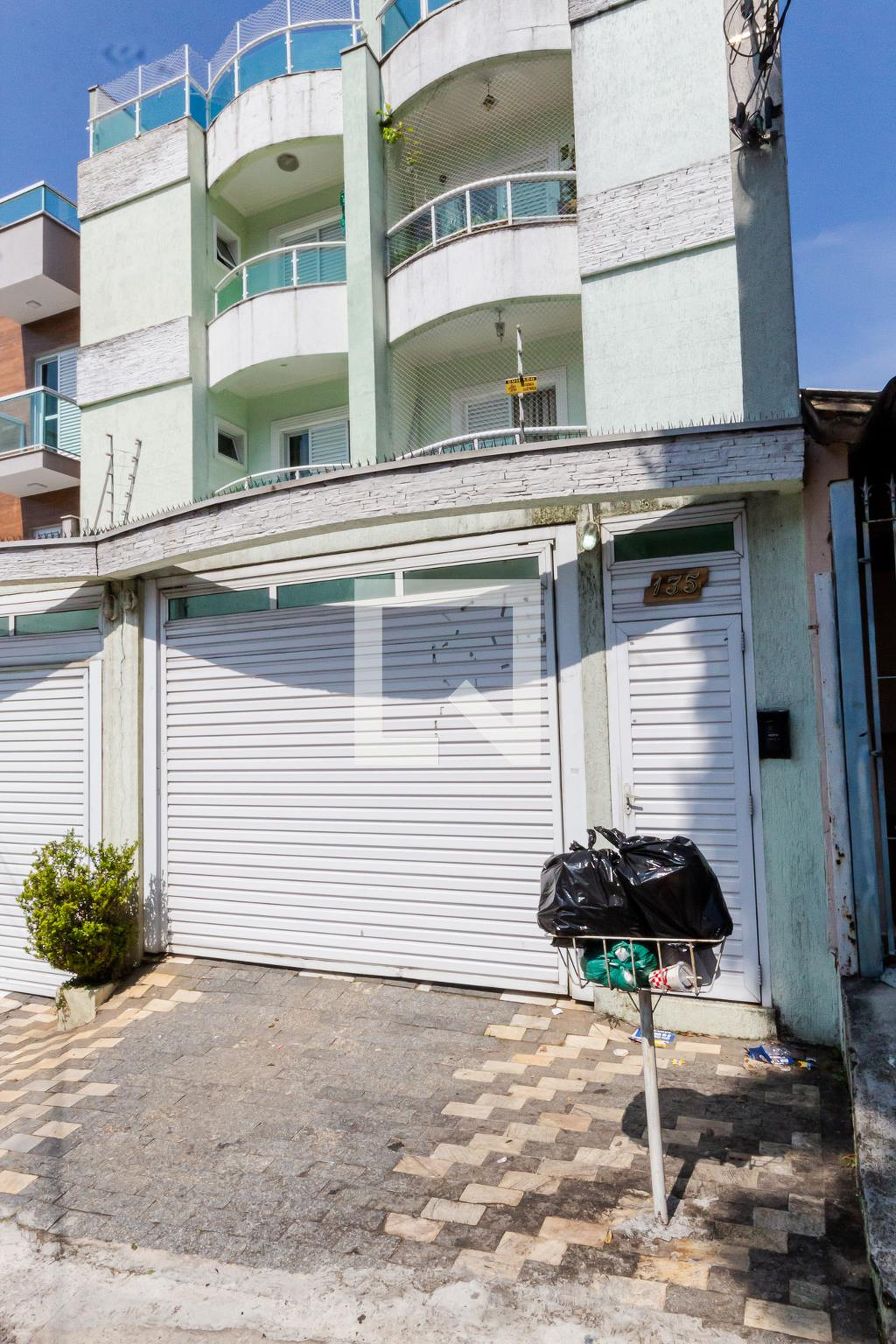 Fachada Condomínio em Rua Abernesia, 135