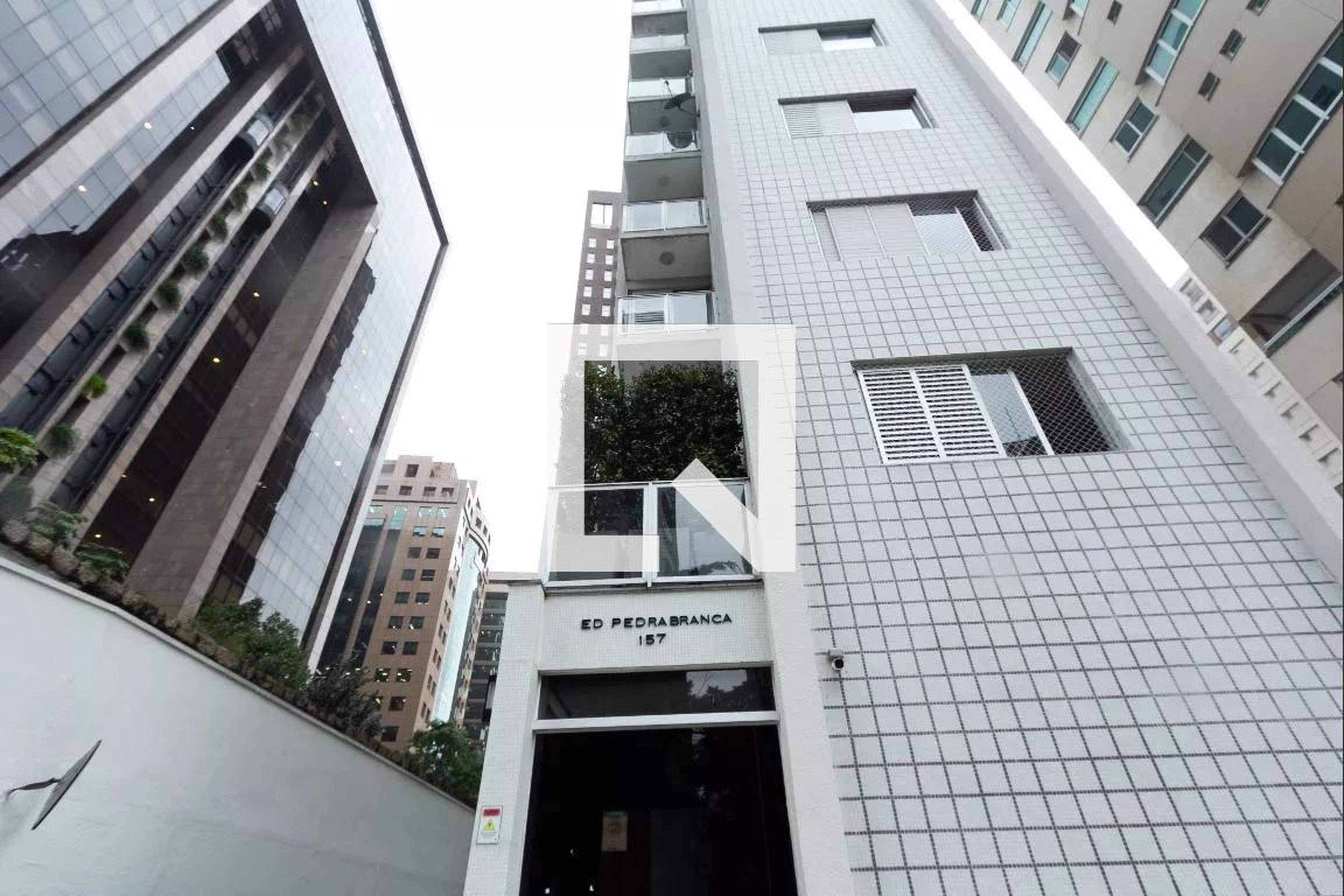 Fachada Condomínio em Rua Jorge Coelho, 156