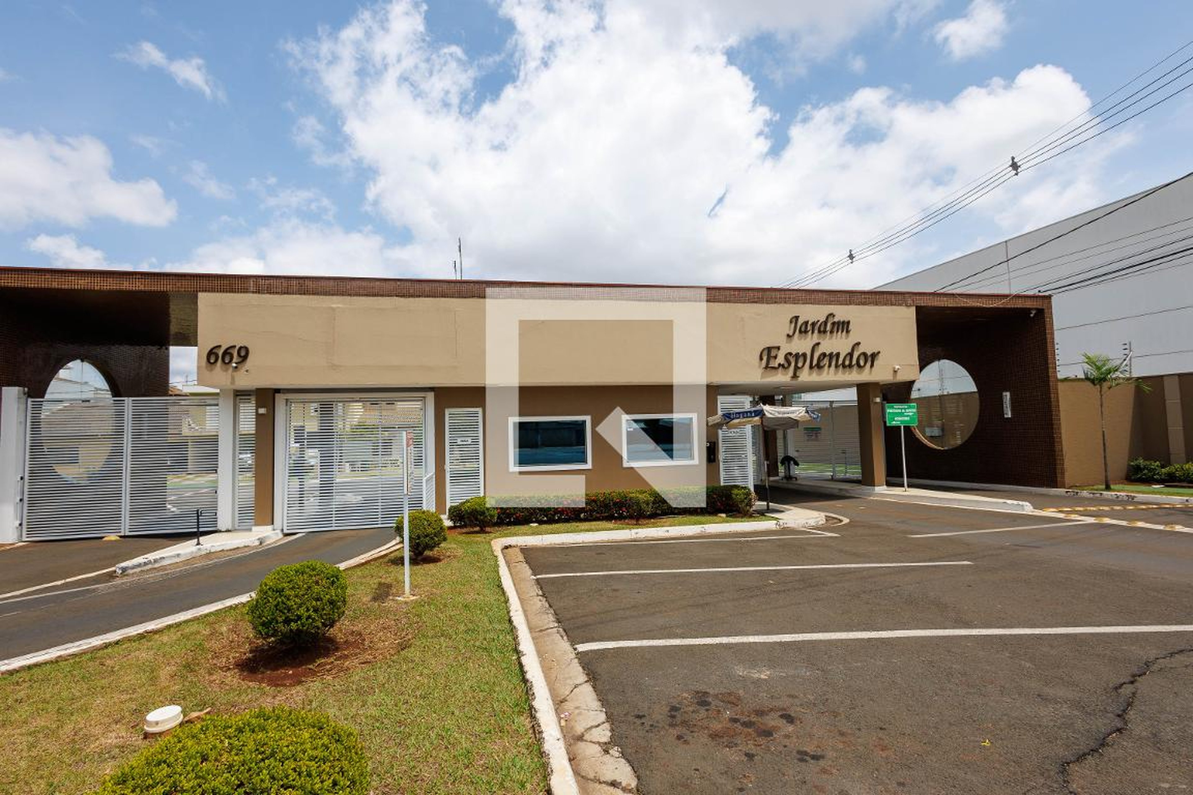 Fachada Condomínio em Rua Paulo Modanesi, 170