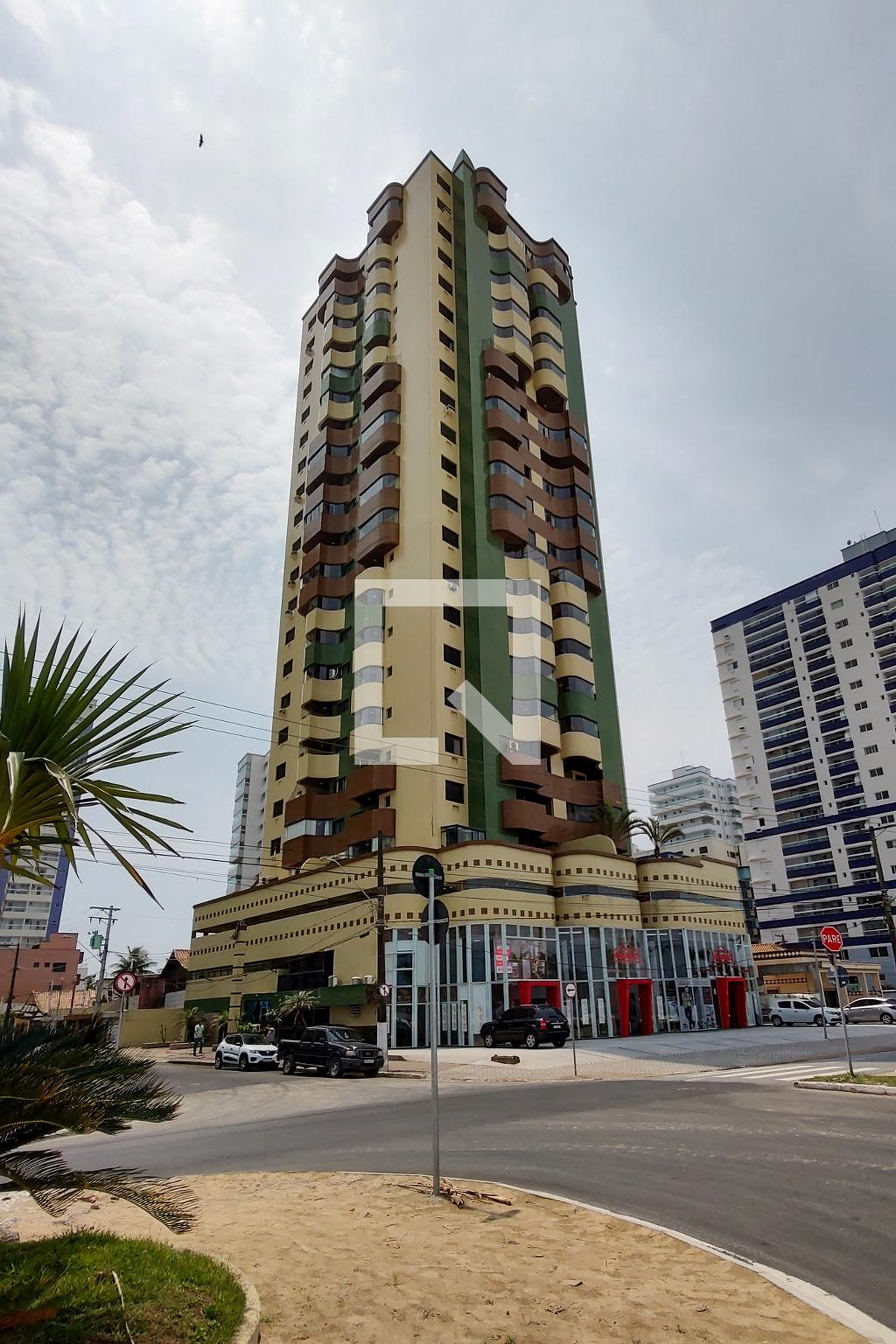 Fachada Condomínio em Rua Alberto Santos Dumont, 44