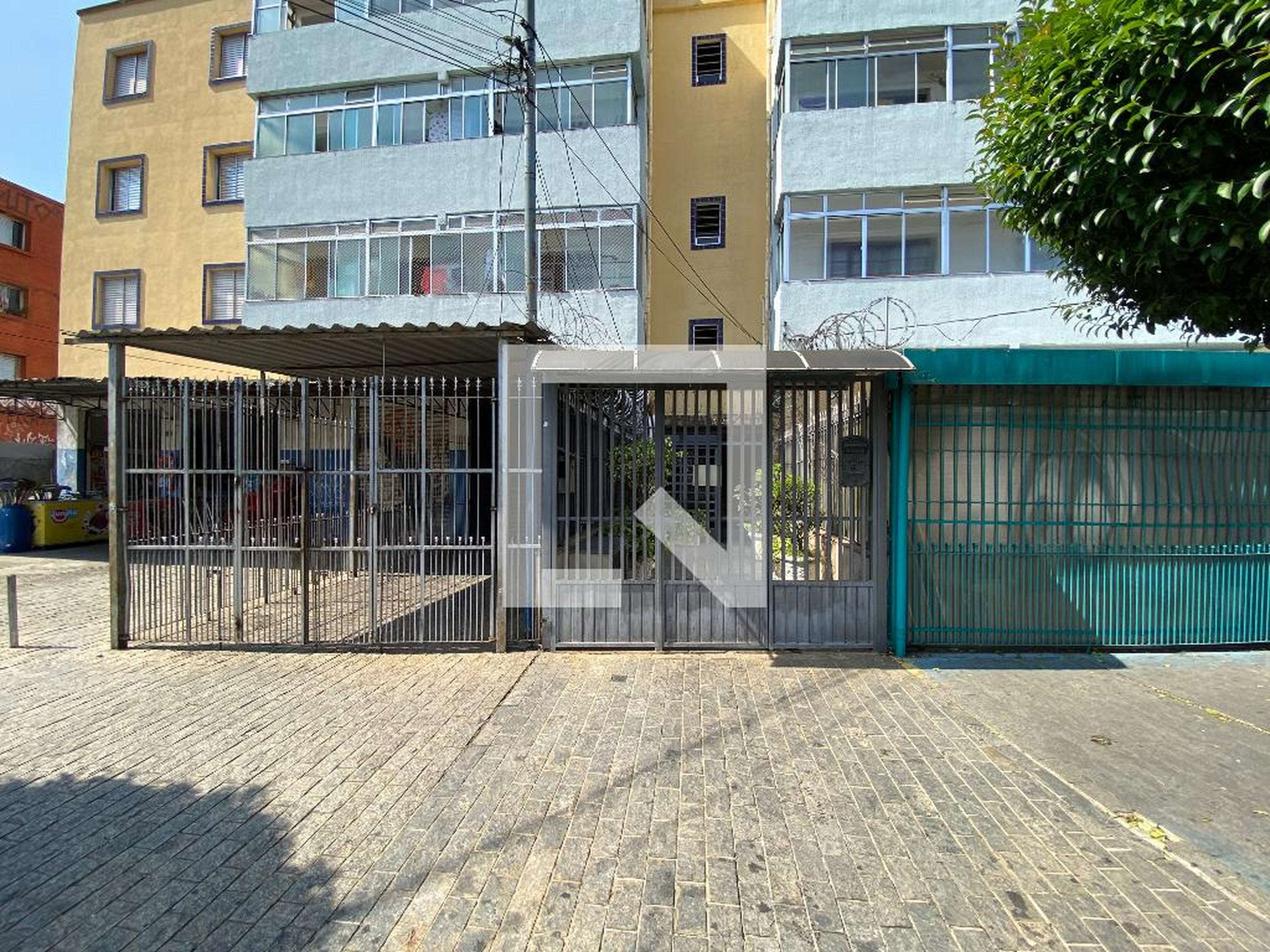 Fachada Condomínio em Avenida Francisco Rodrigues, 572