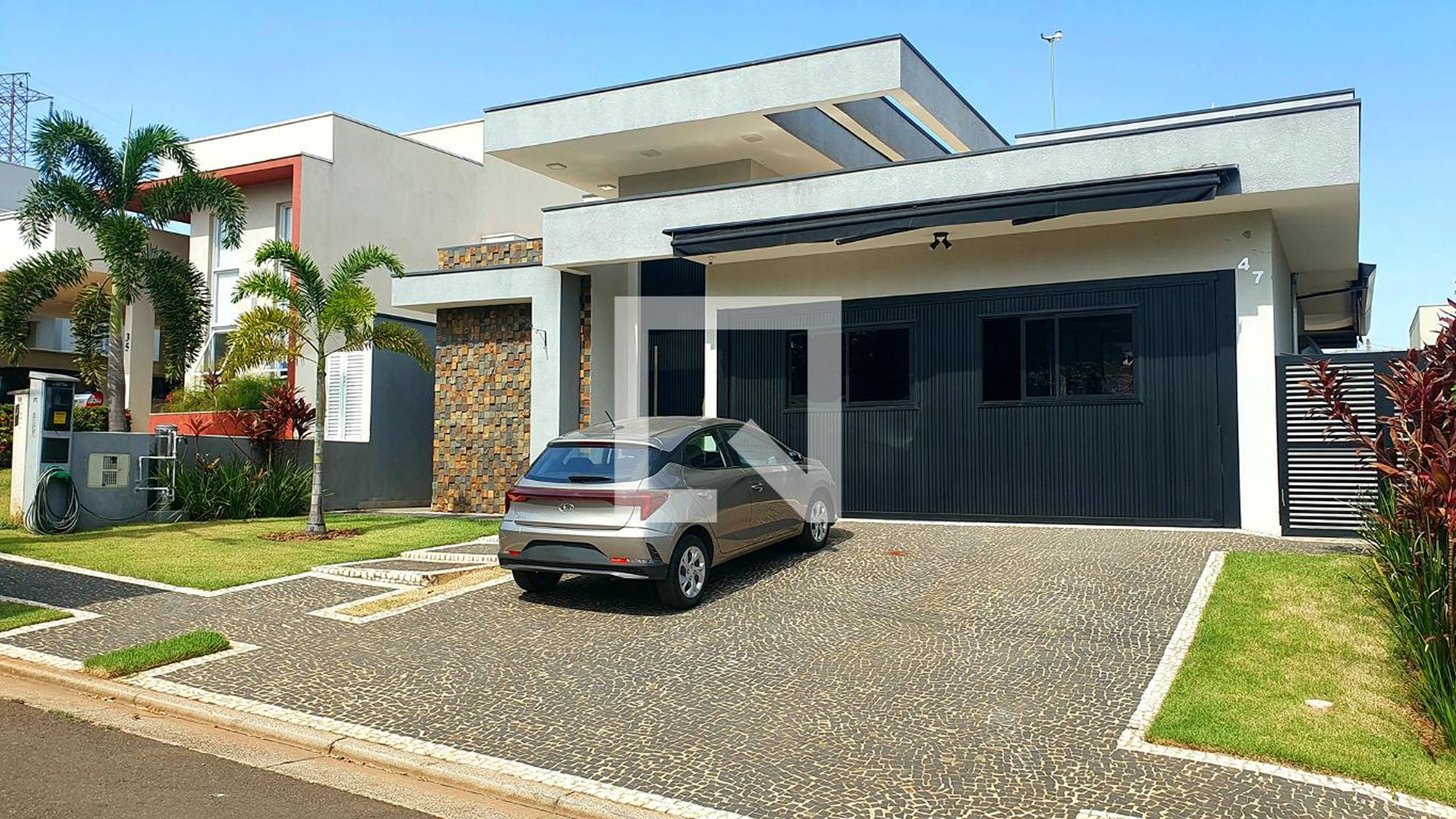 Fachada Condomínio em Rua Carmen Miranda, 47