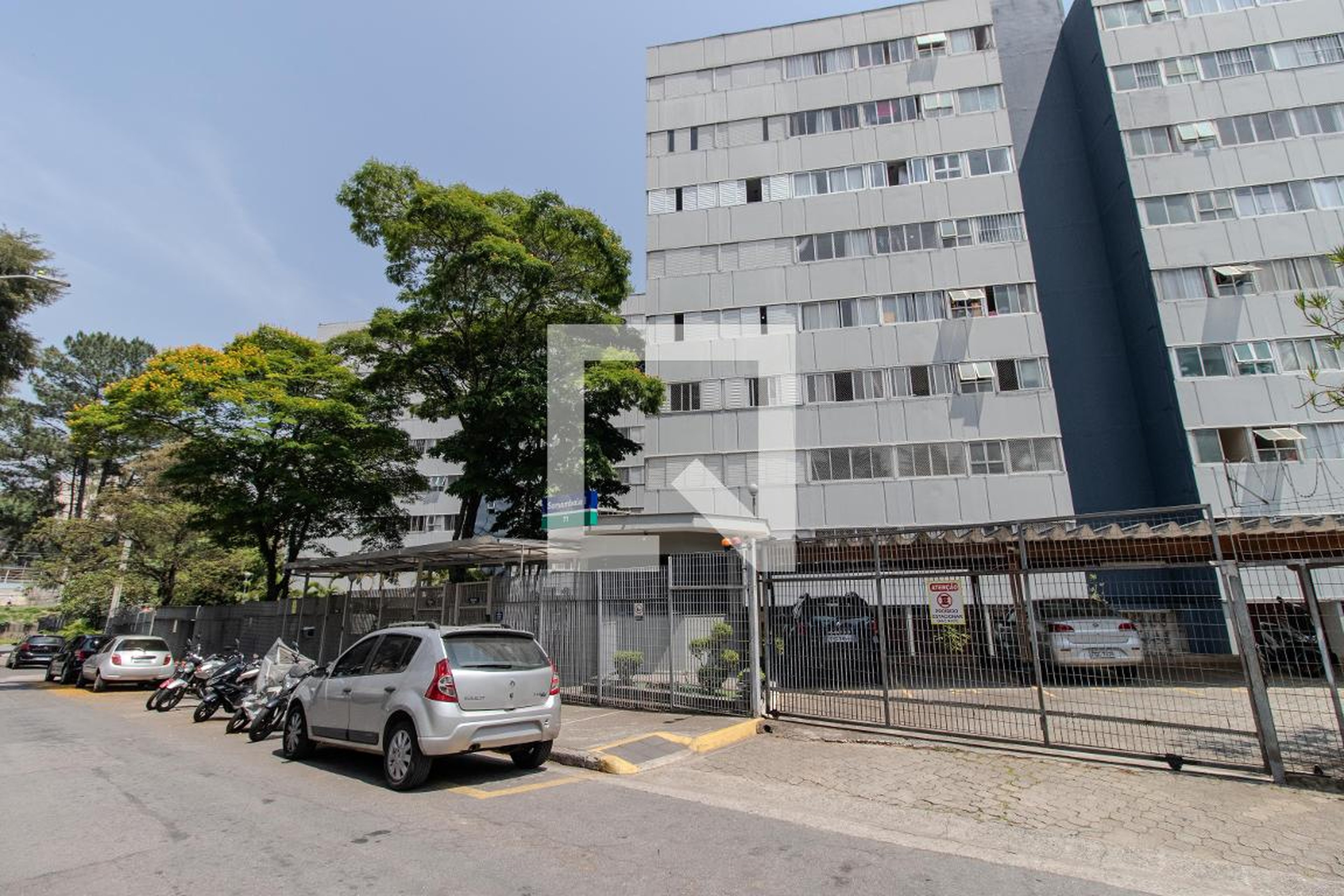 Fachada Condomínio em Rua Alfredo Inácio Trindade, 81