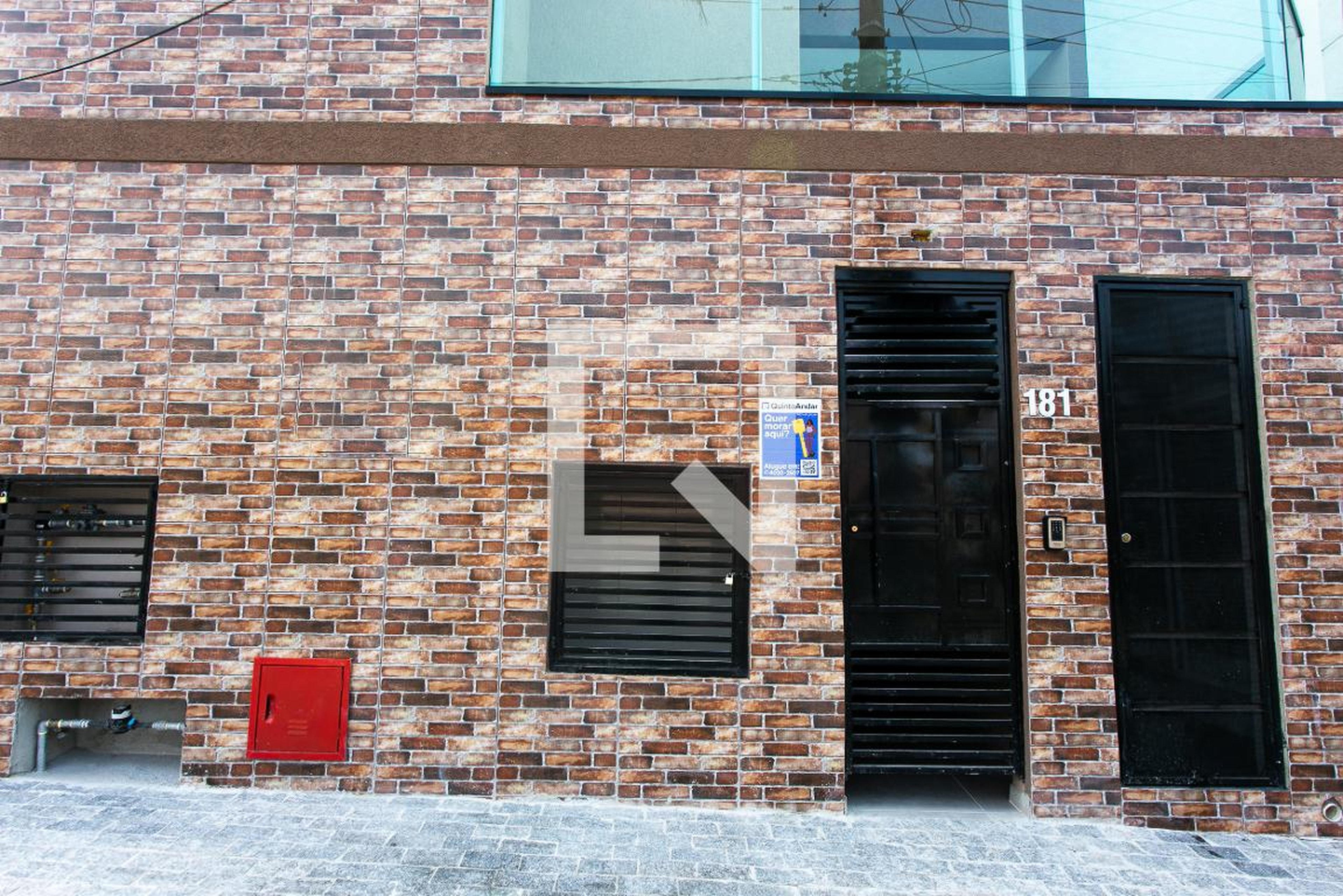 Fachada Condomínio em Rua Elisa de Carvalho, 180