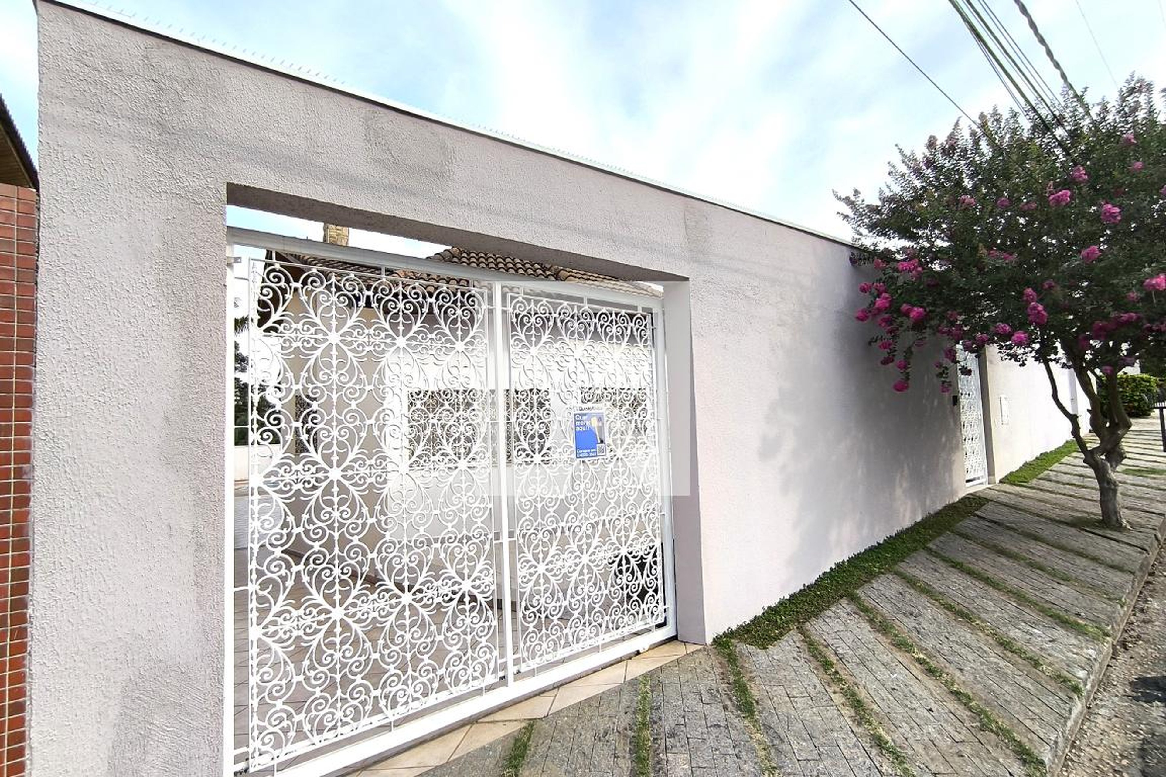 Fachada Condomínio em Rua das Dálias, 218