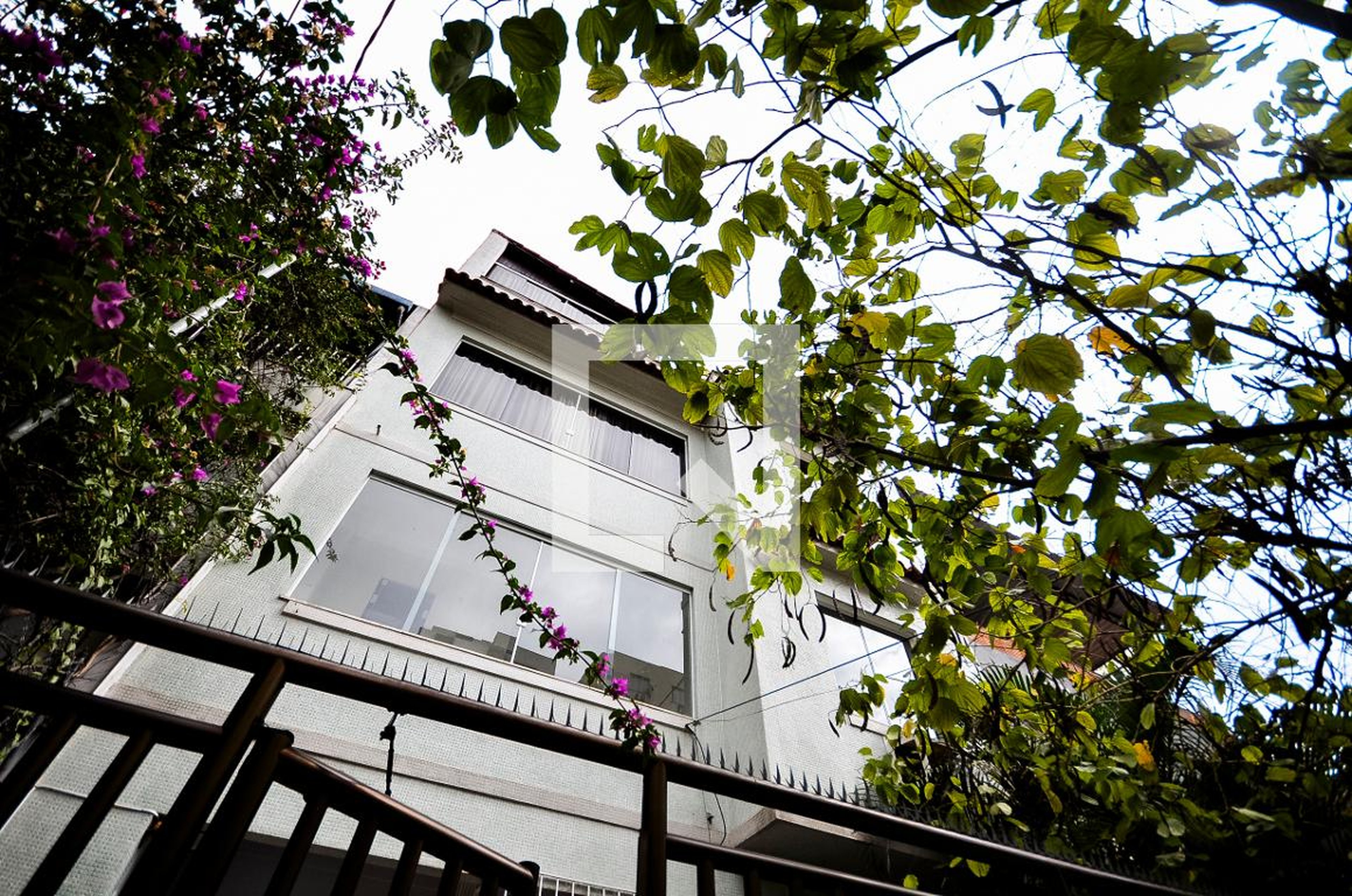 Fachada Condomínio em Rua Eduardo Ramos, 18