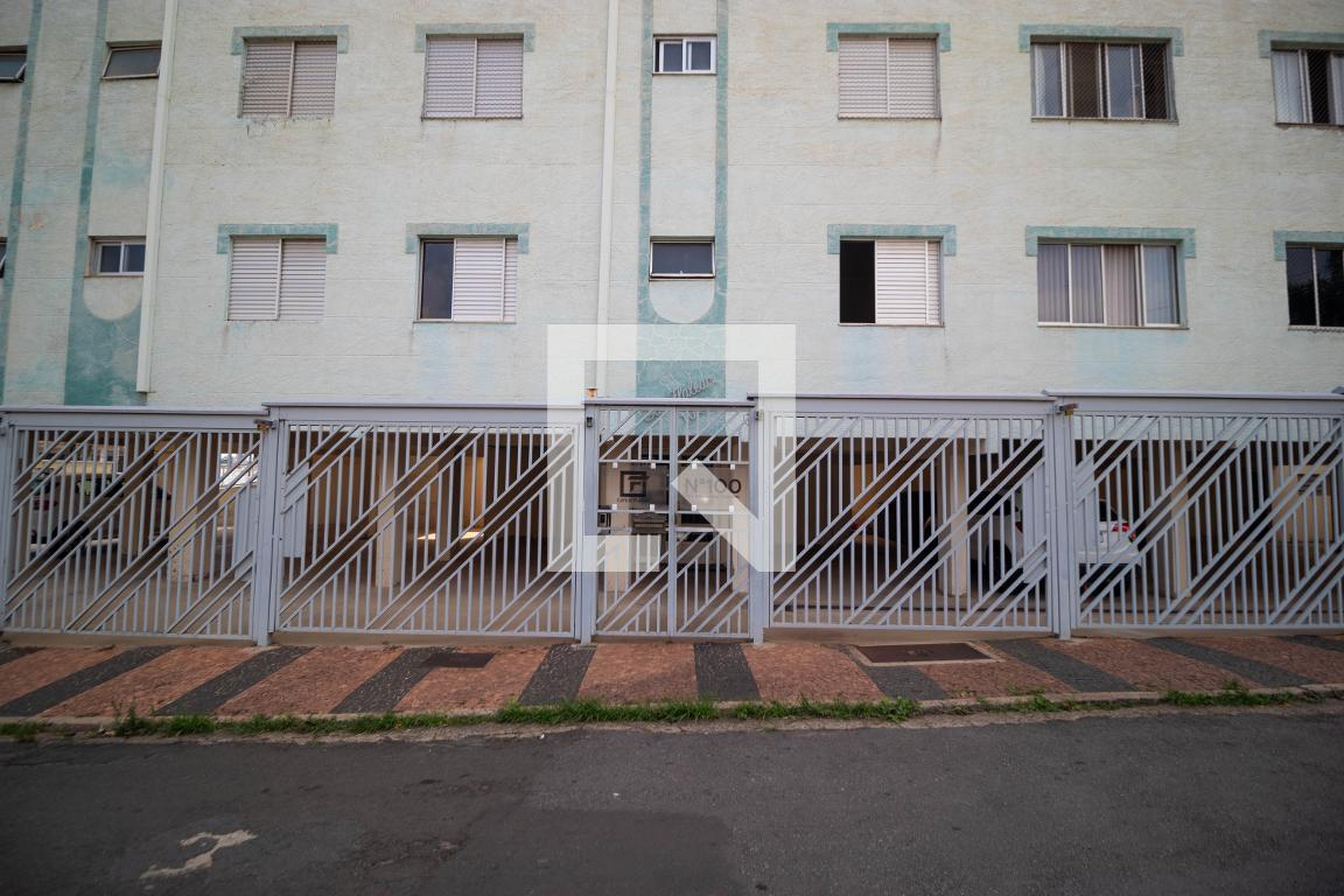 Fachada Condomínio em Rua Bernardina Cesarino, 100