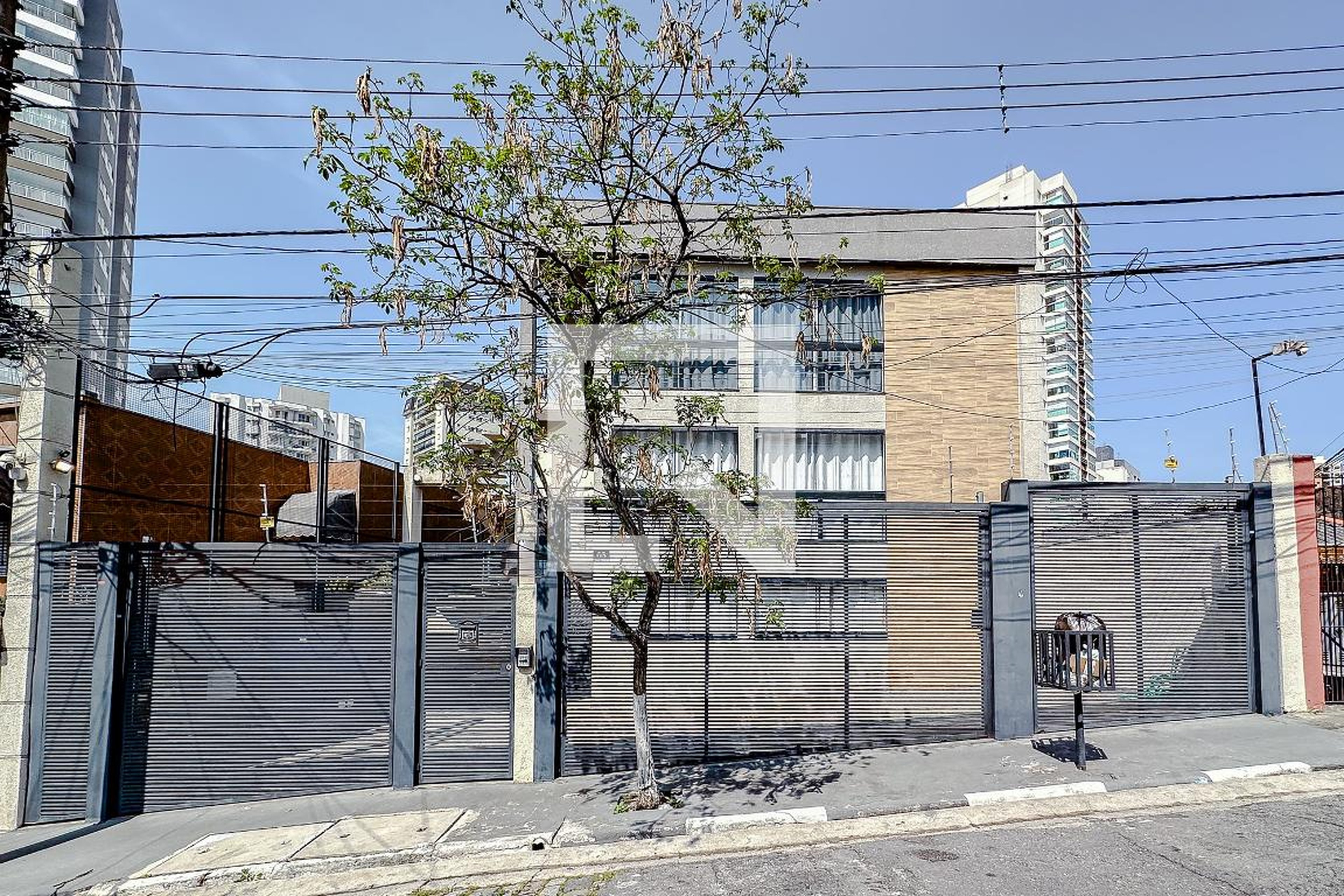 Fachada Condomínio em Rua Izar, 03