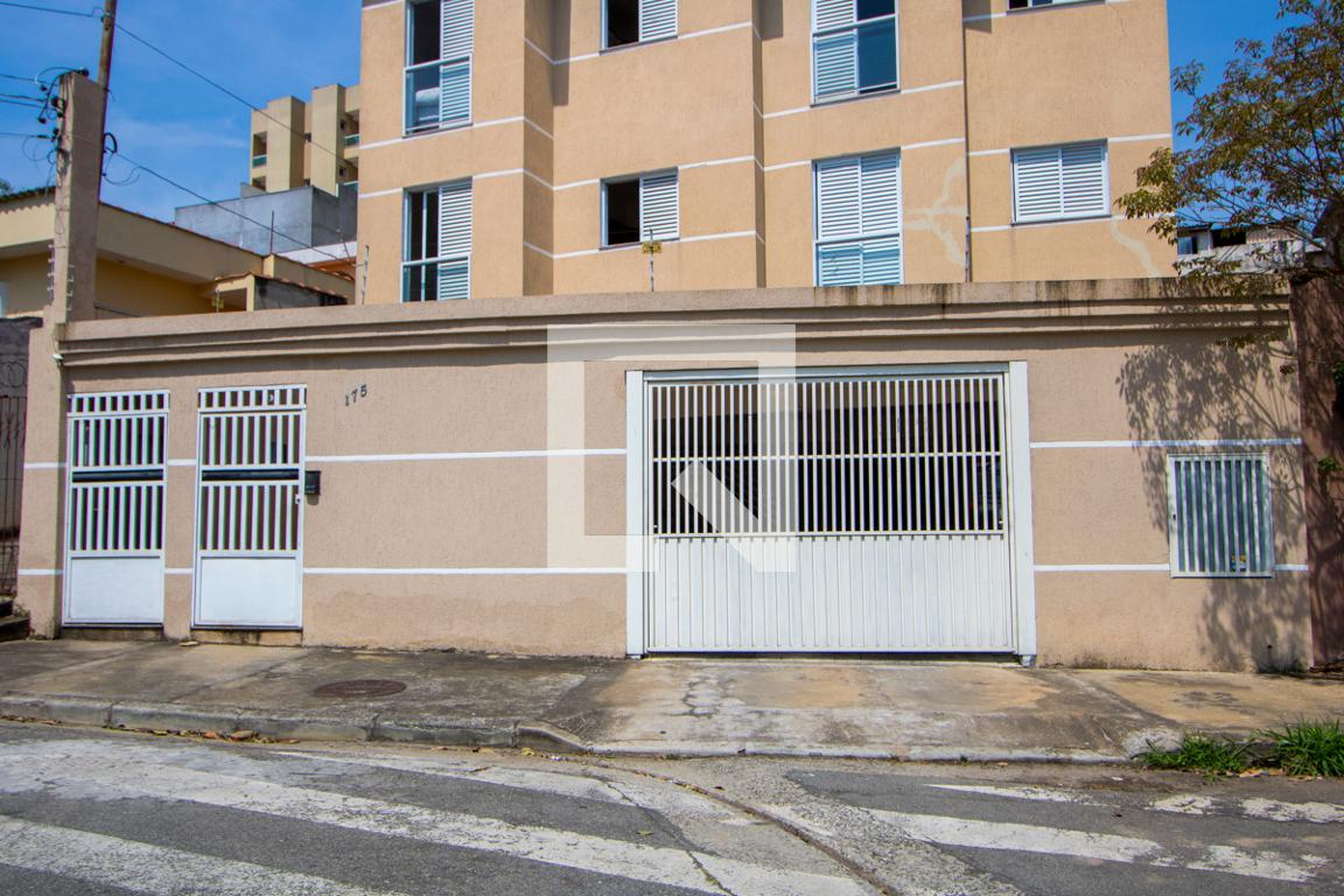 Fachada Condomínio em Rua Martim Pinheiro, 175