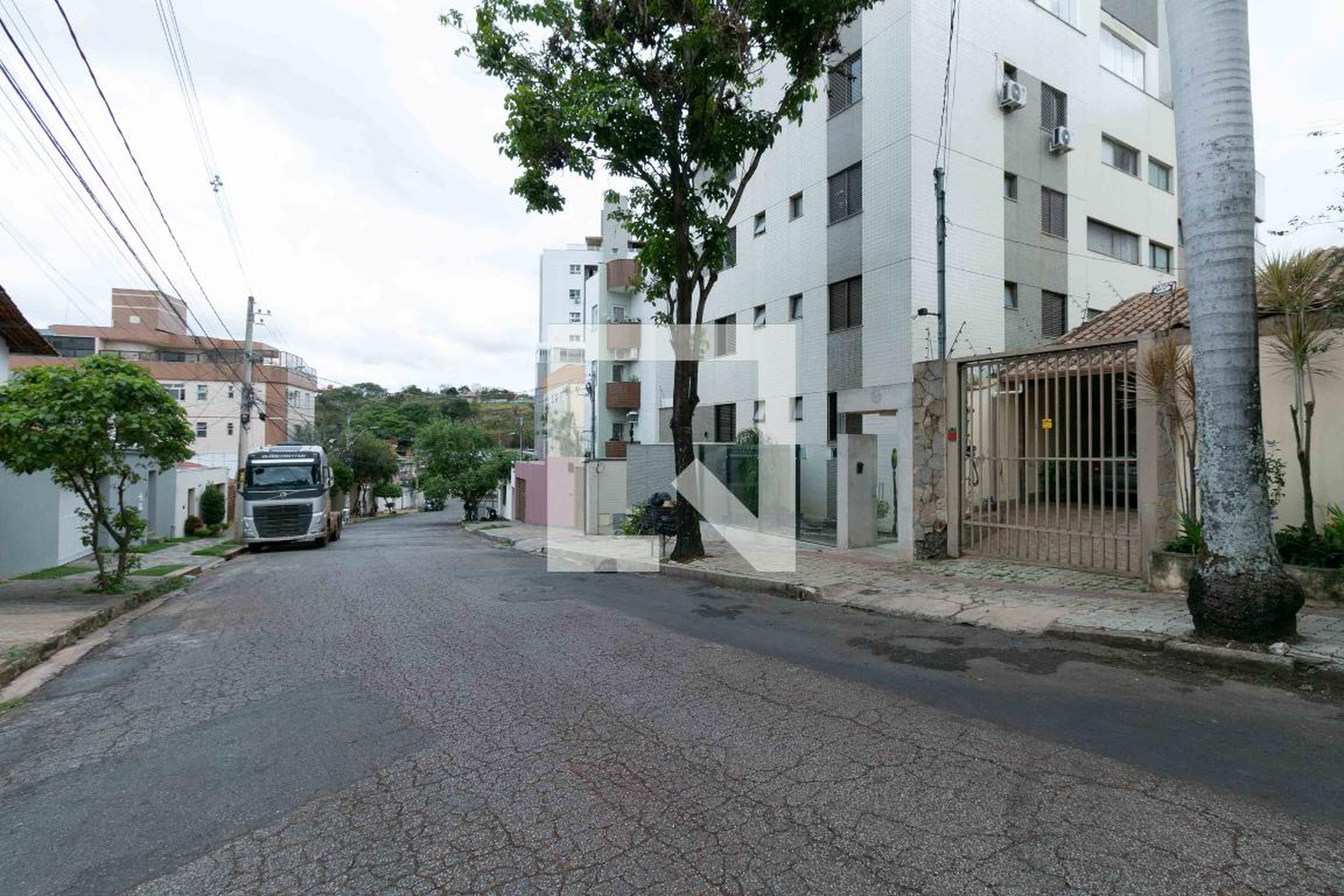 Fachada Condomínio em Rua Castelo de Edimburgo, 374