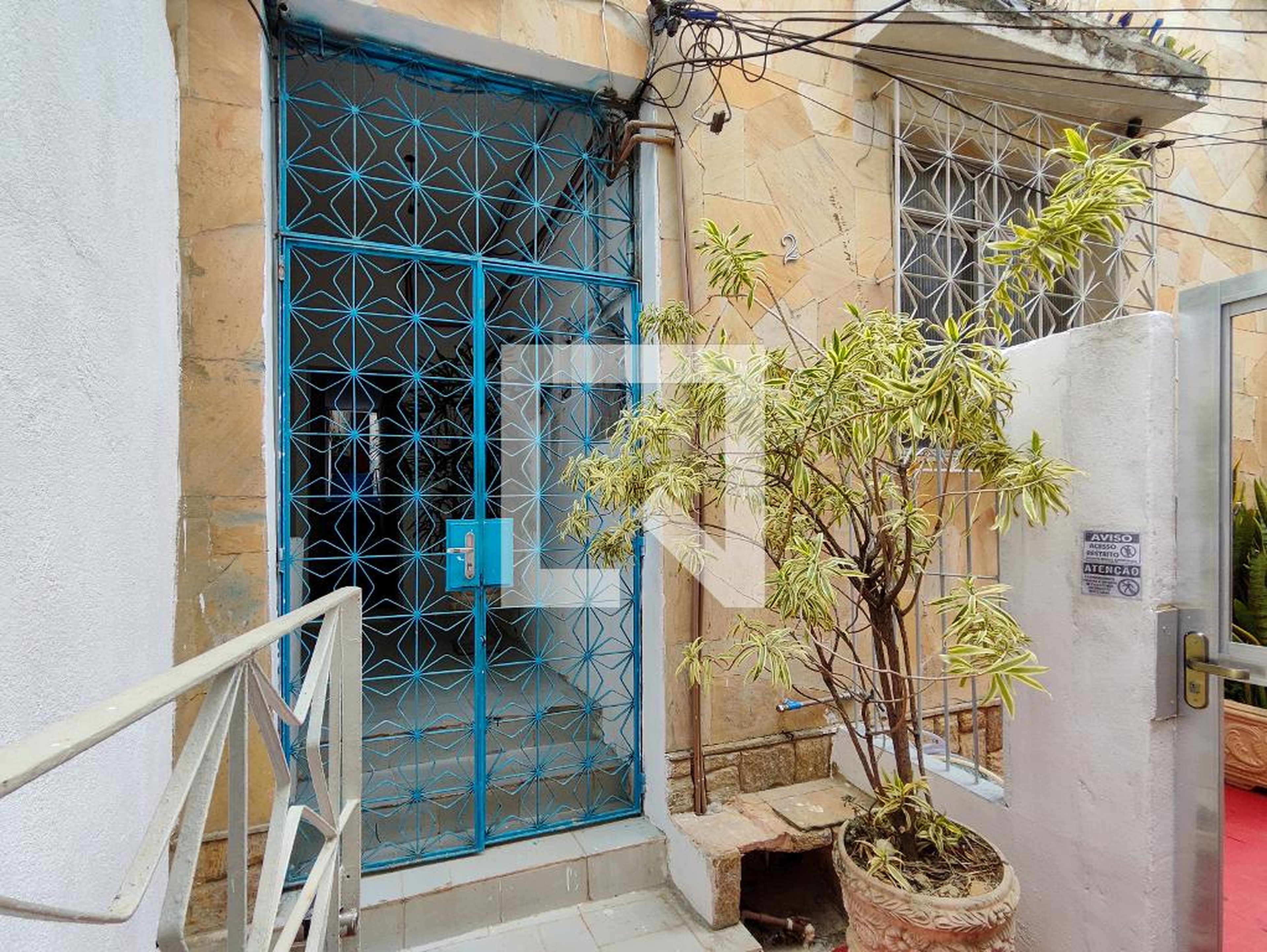 Fachada Condomínio em Rua Araújo Leitão, 137