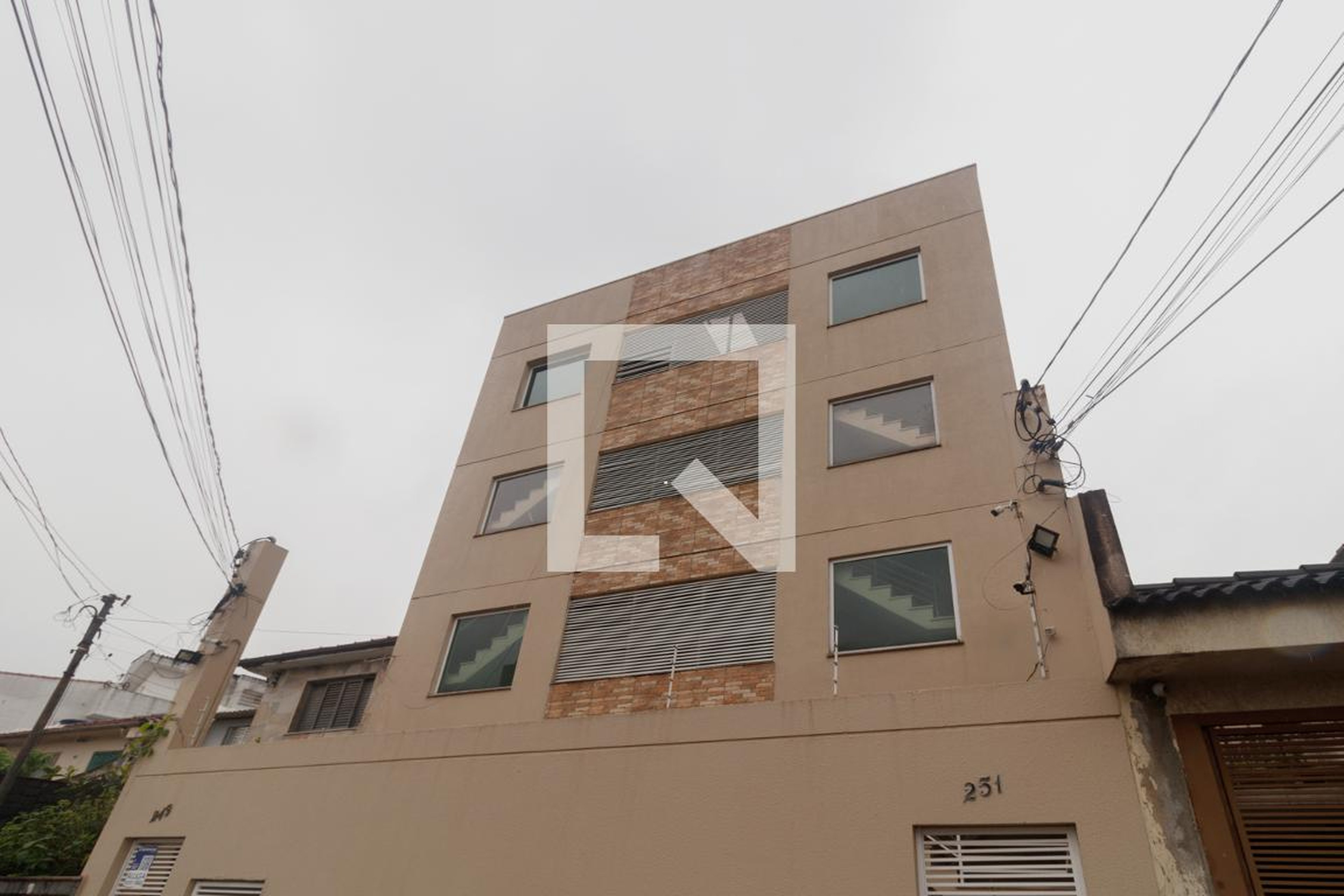 Fachada Condomínio em Rua Alves Cardoso, 251