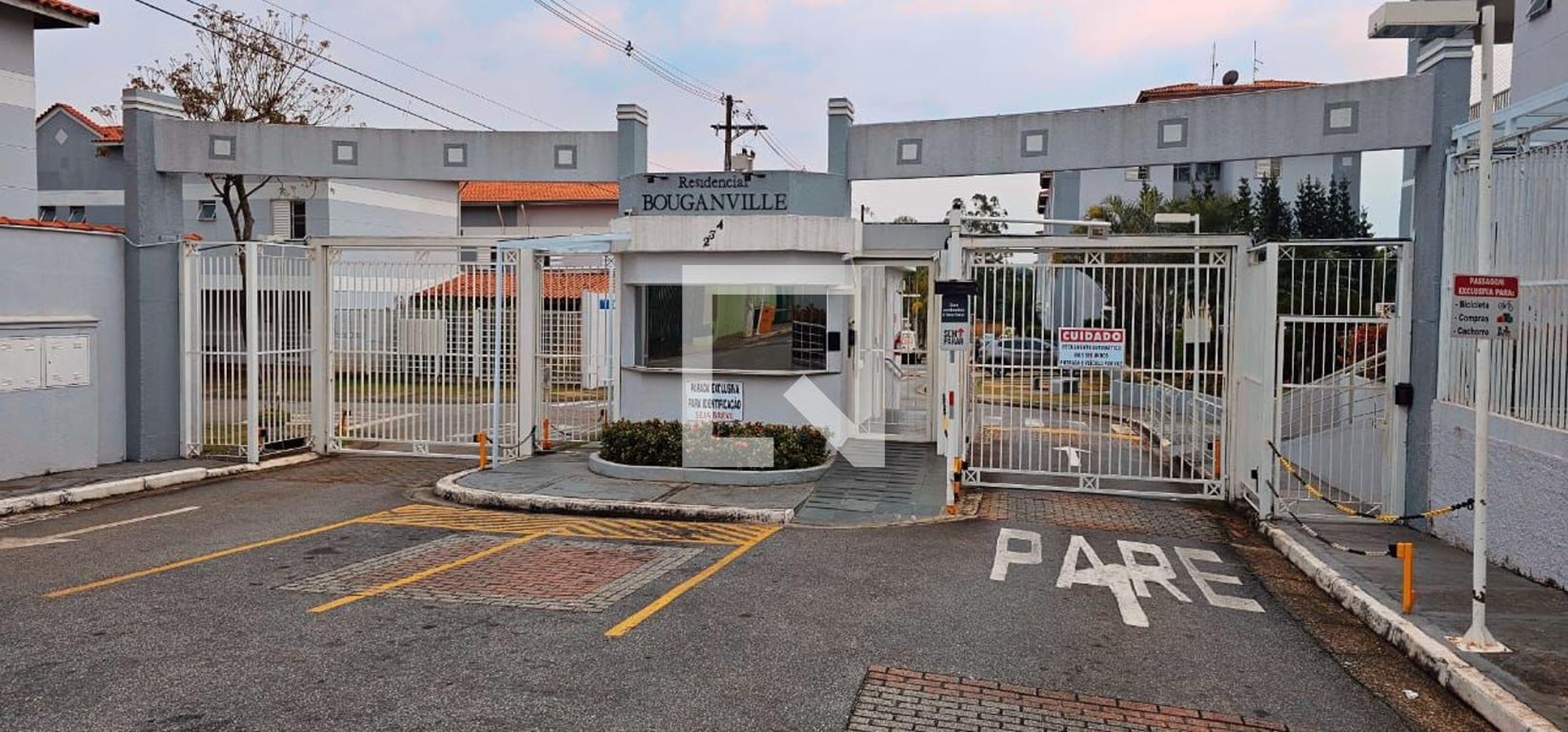 Fachada do Condomínio Condomínio Bougainville Utinga