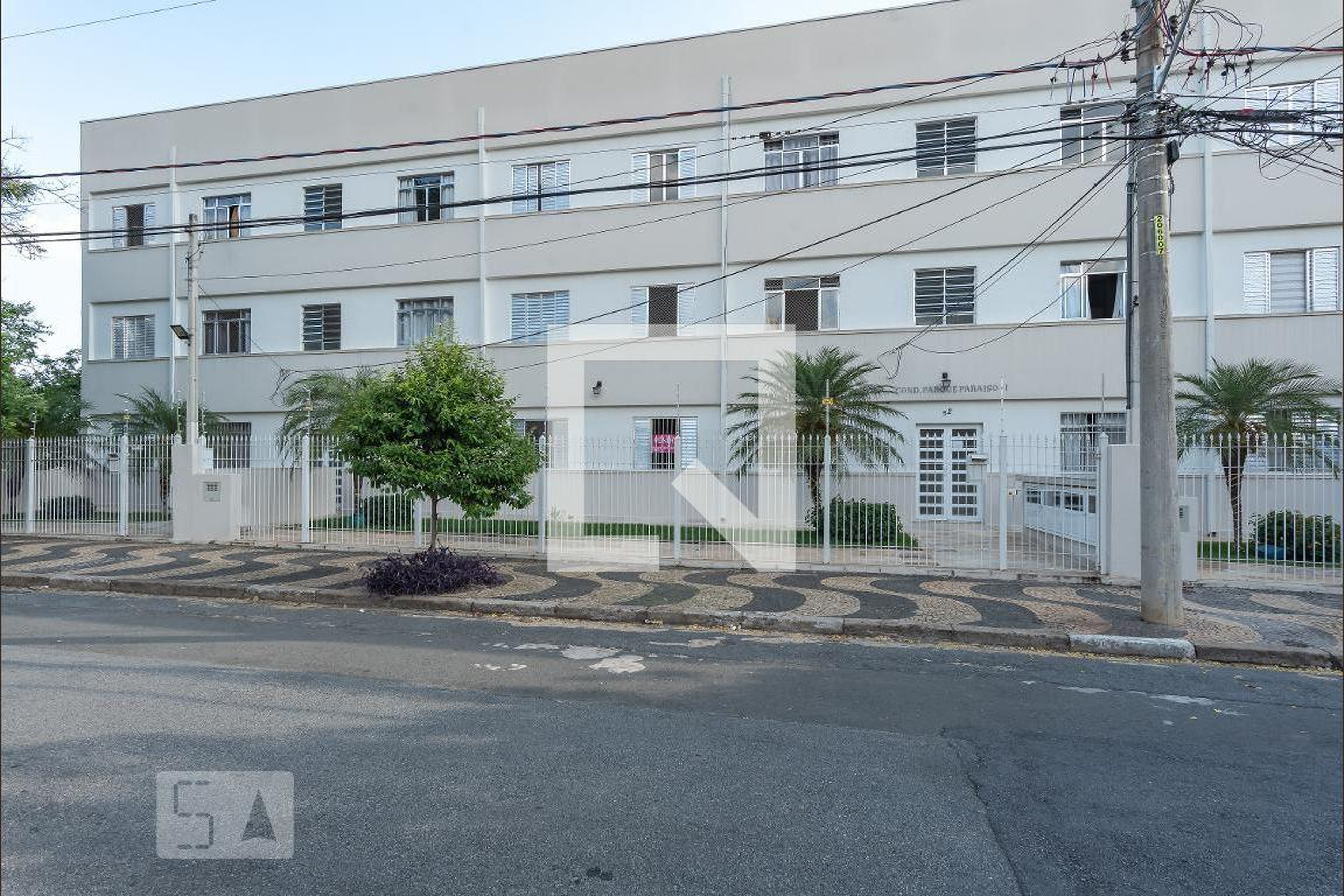 Fachada do Condomínio Condomínio em Rua Constantino Suriani, 42