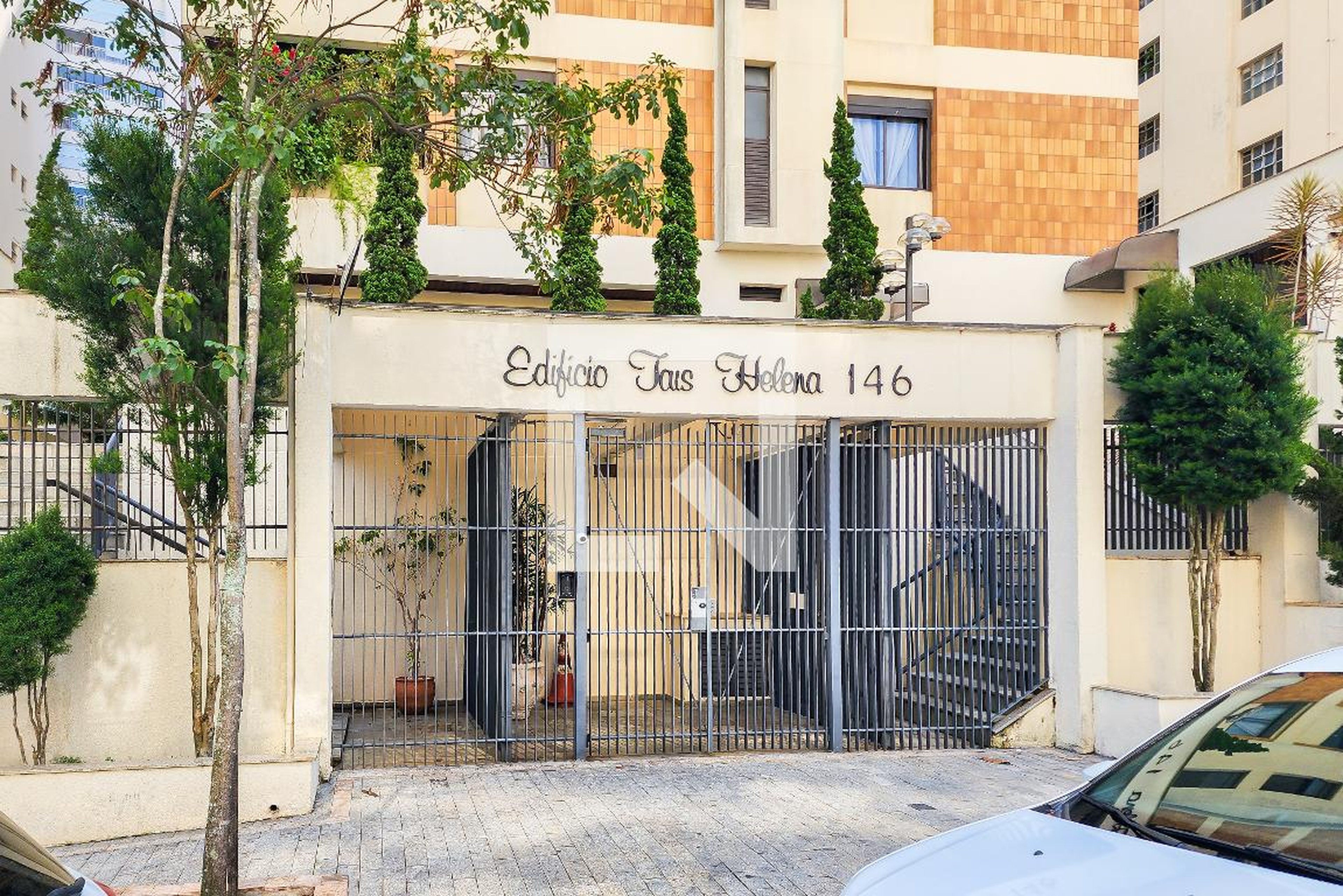 Fachada do Condomínio Edifício Tais Helena