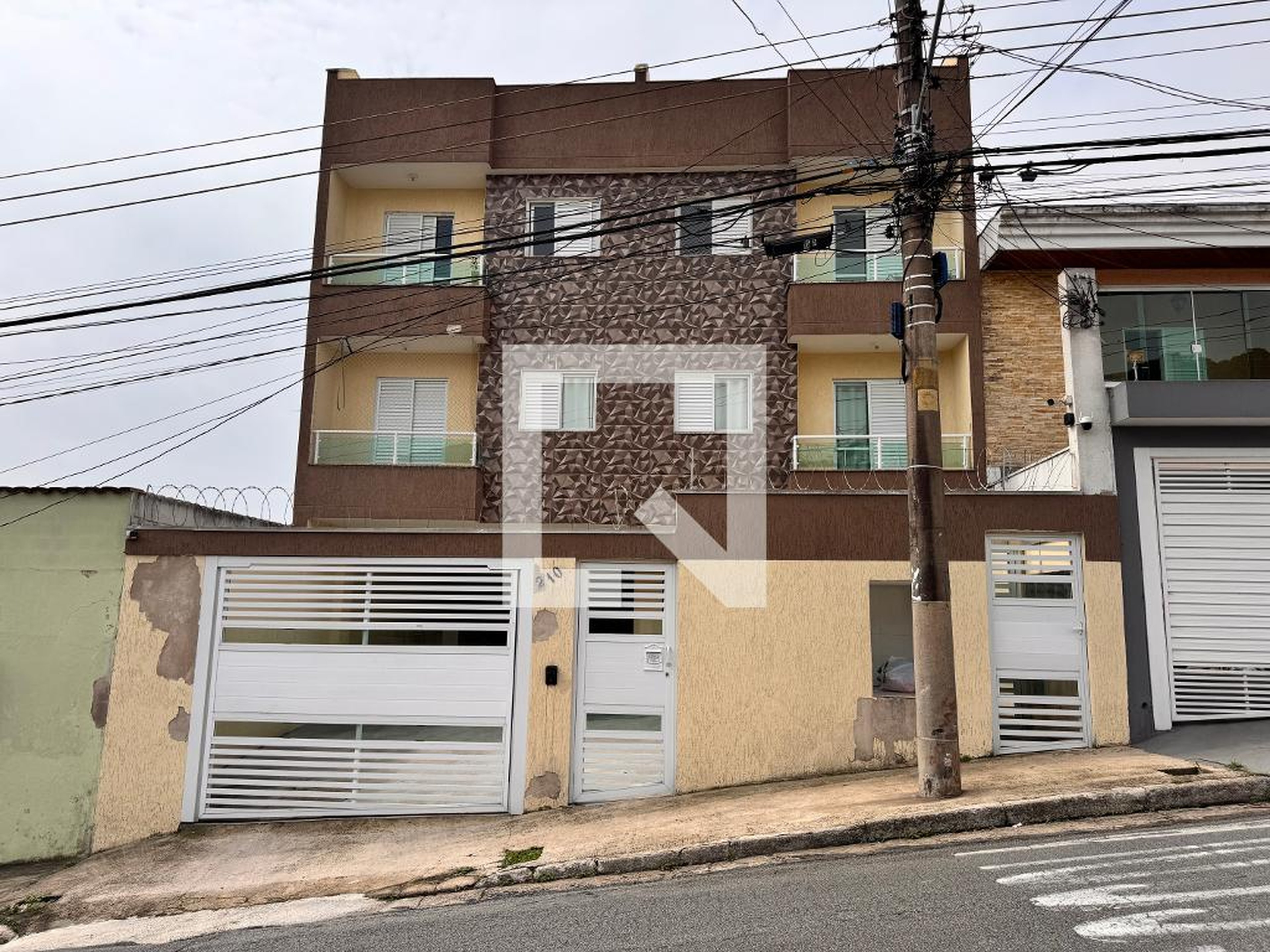 Fachada Condomínio em Rua das Orquídeas, 210